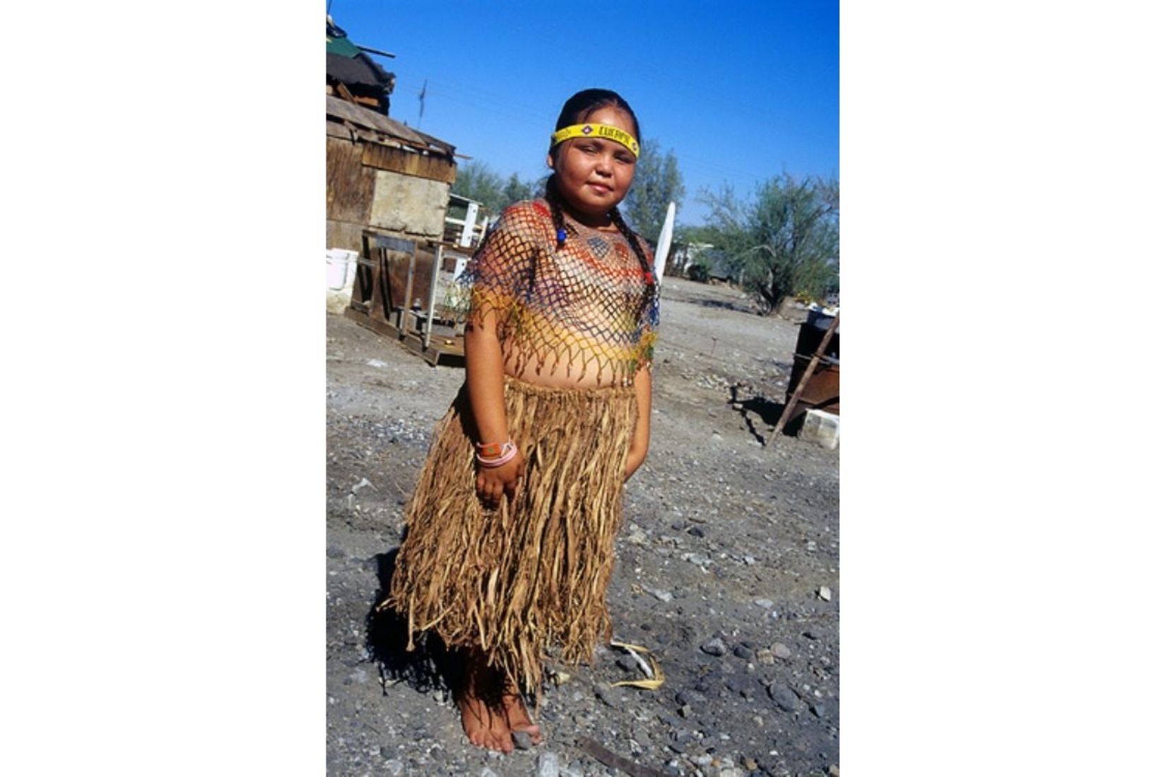 Niña Cucapá con vestimenta tradicional. Cucapá el Mayor, Mexicali,  BC. (Fototeca Nacho López).