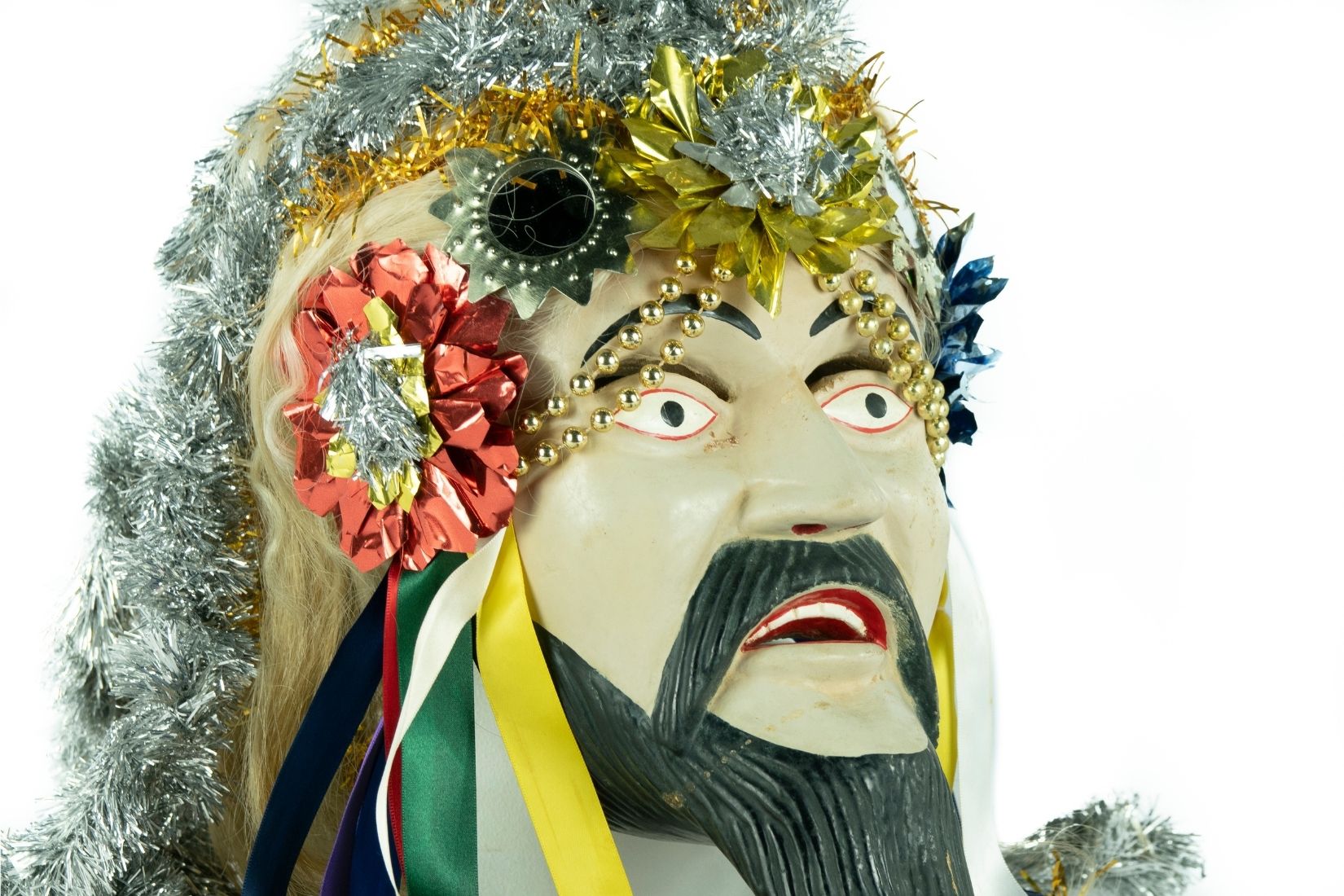 Máscara tallada en madera con ixtle, papel y listones. Artesano y procedencia desconocidos. Col. Populart. (Foto: EKV).