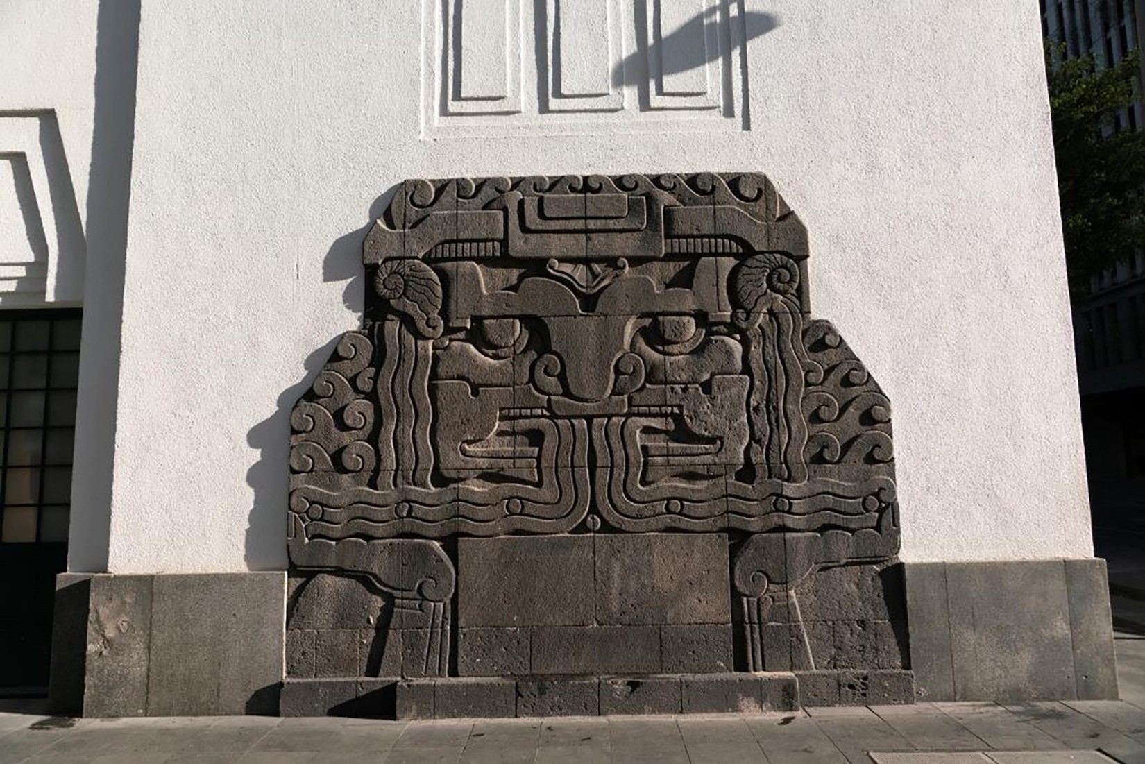 Altorelieve en piedra del dios del agua prehispánico realizado por Manuel Centurión, como símbolo del elemento utilizado por los bomberos, 1928. (Foto: EKV)