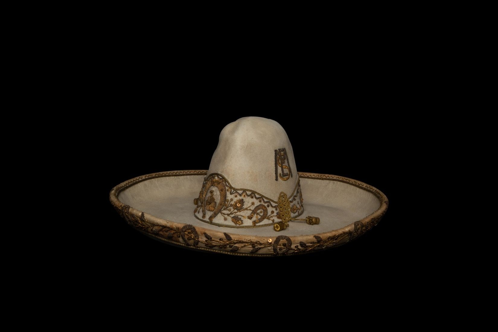 Sombrero de charro de fieltro cosido y bordado a mano. Artesano y procedencia desconocidos. Col. Marie Thérèse Hermand de Arango. (Foto: EKV).