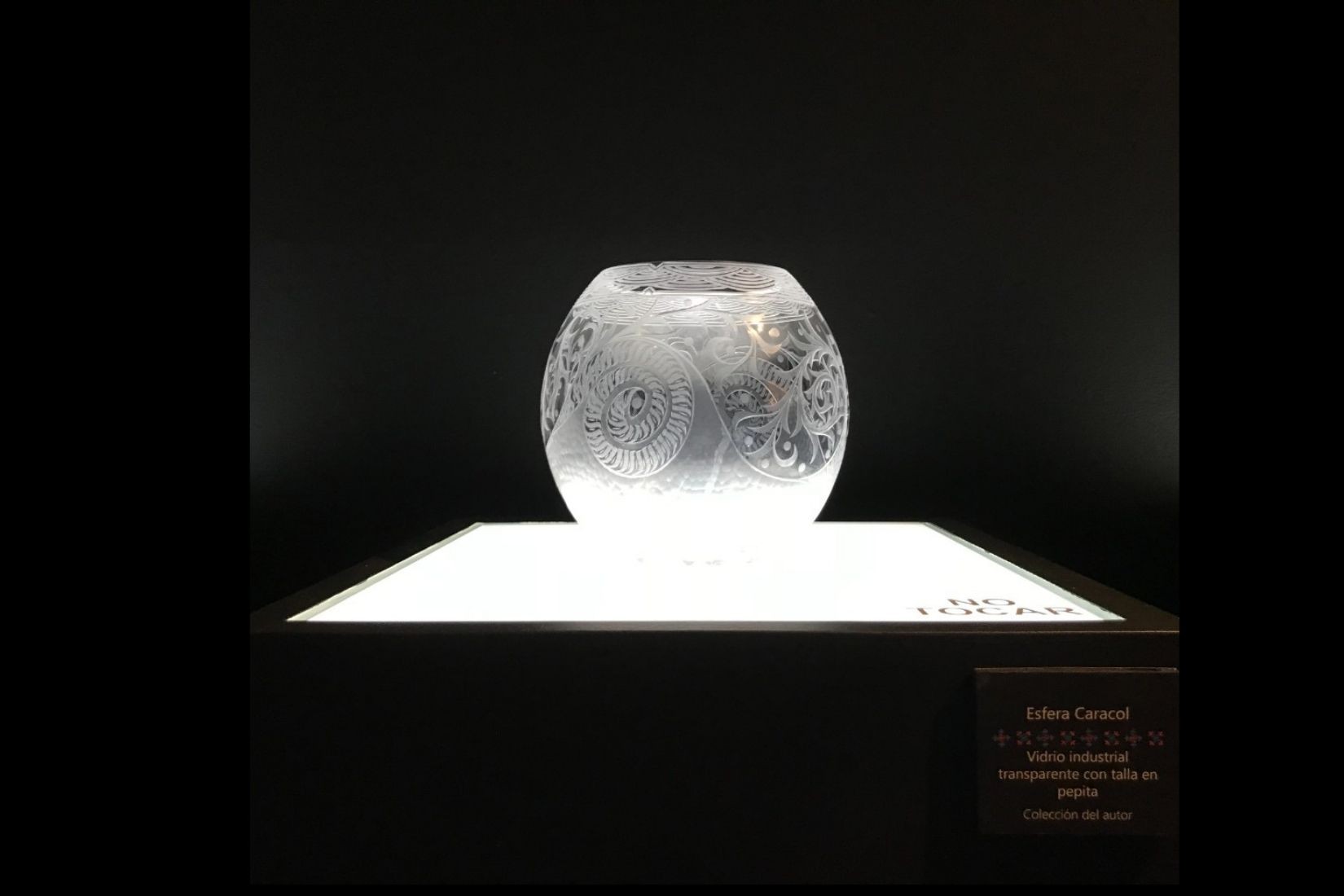 Esfera caracol. Vidrio industrial transparente con talla en pepita.  Artesano David Guillén Peña. CDMX. Col. del autor. (Foto: MAP).