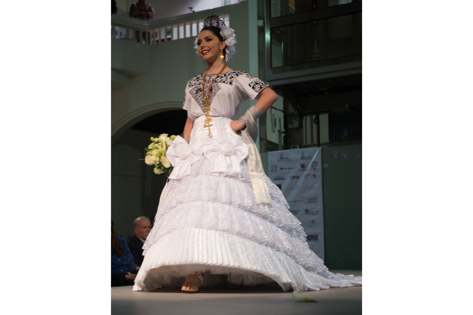 Alessandra Echeverría con vestido de novia de Campeche. Desfile de Novias 2016, en el MAP. (Foto: Nacho Urquiza).