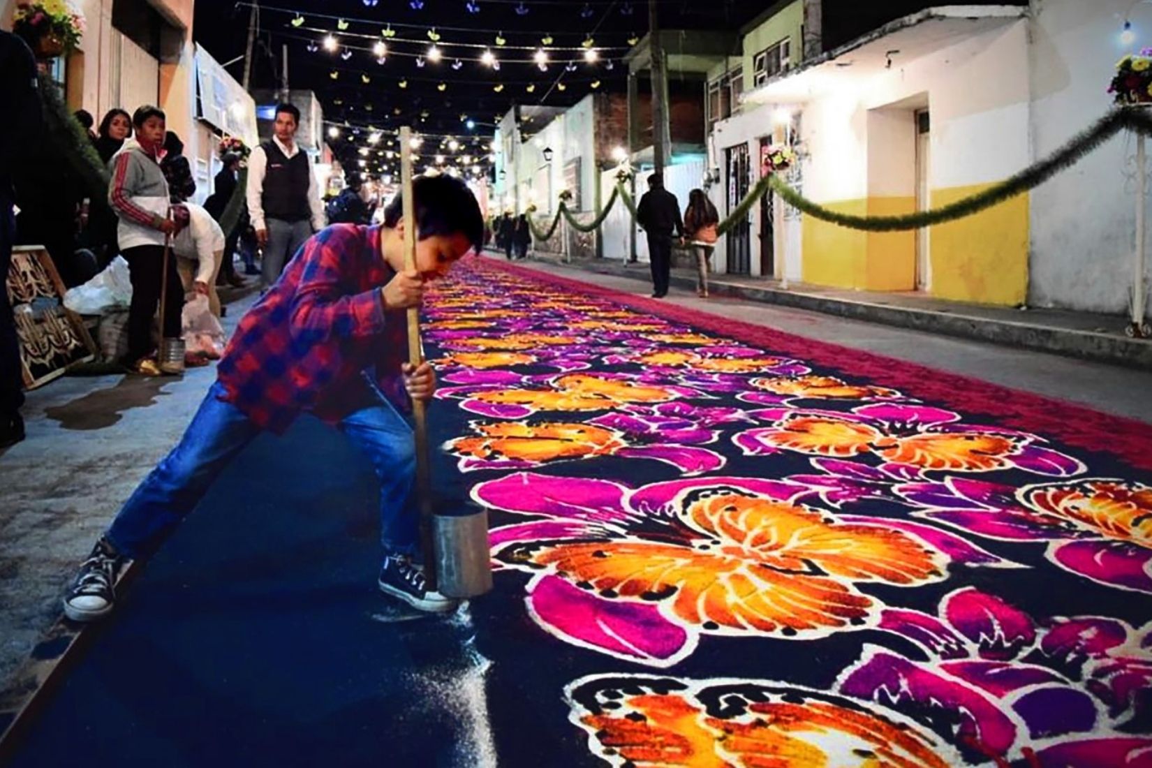 Mariposas. Elaboración de tapete de aserrín en Calle Allende. Diseño Alfombristas Mexicanos. Huamantla, Tlax. 2019. (Foto: Alfombristas Mexicanos).