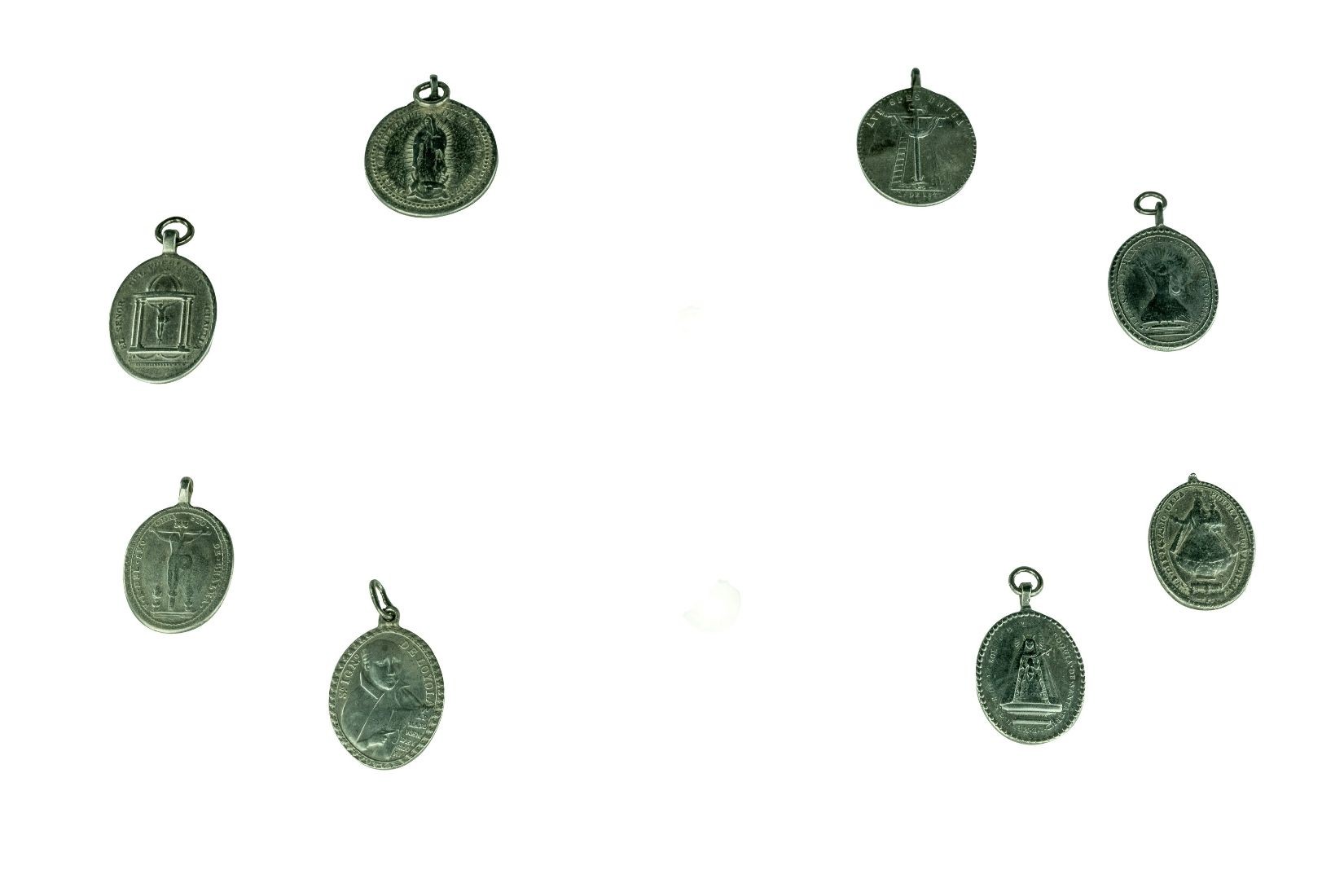 Medallas grabadas de plata. Artesano y procedencia desconocidos. Col. Rodrigo Rivero Lake. (Foto: EKV).
