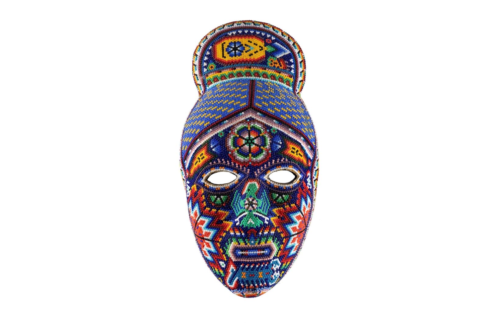 Máscara huichola de madera con chaquira pegada con cera de Campeche. Artesano desconocido. Nayarit. Col. Abruch. (Foto: GLR Estudio).