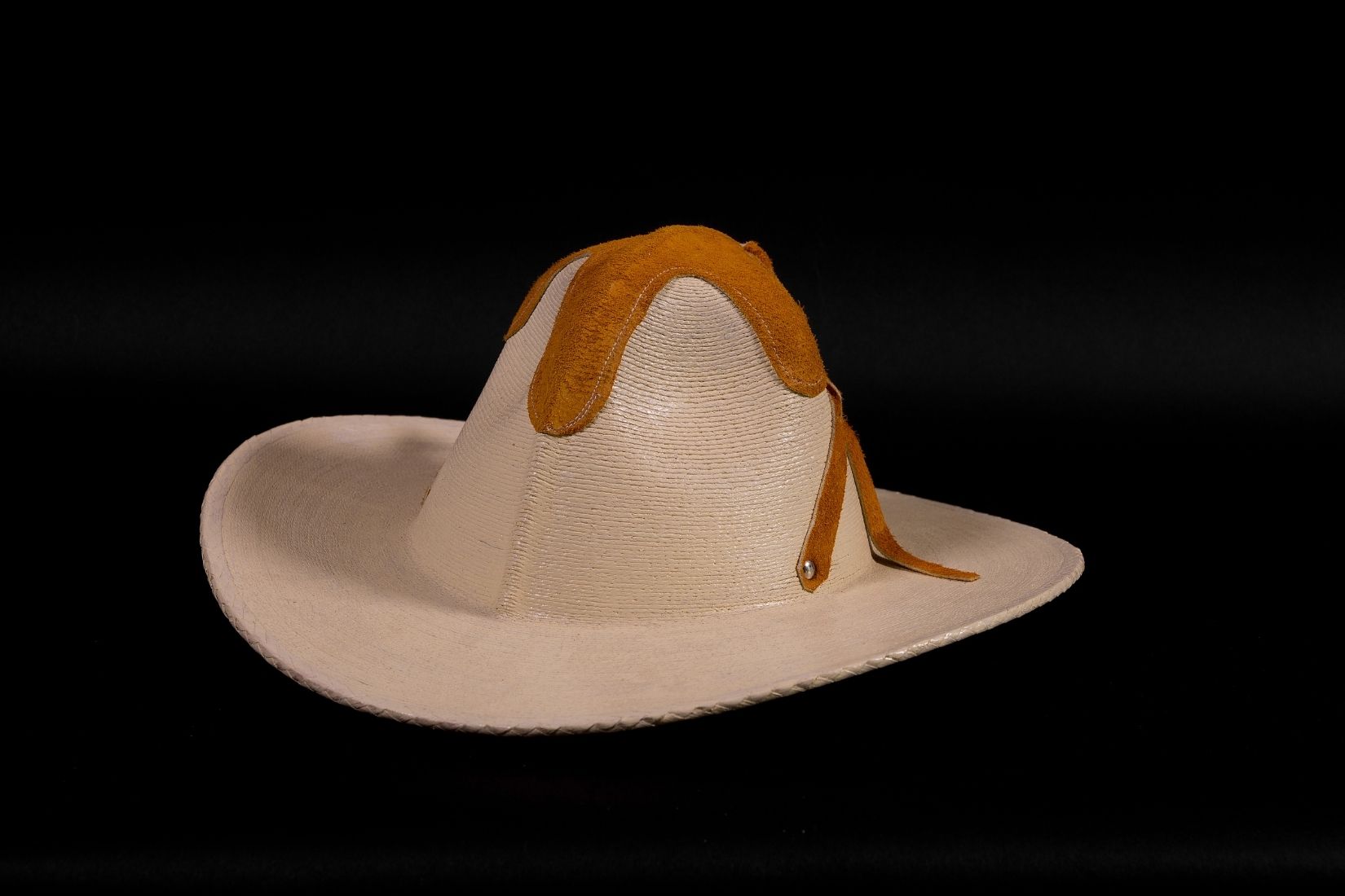 Sombrero colimote, tejido de palma "a cuatro pedradas", con piel. Artesano Juan José Aguilar R. Villa de Álvarez, Col.  2016. Col. MAP. (Foto: Jasso).