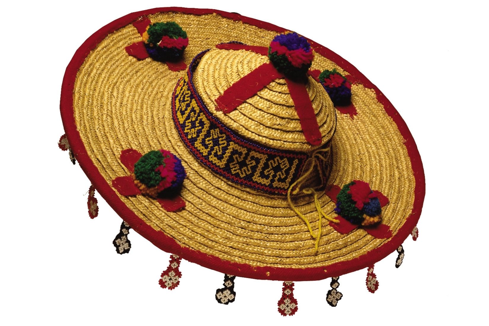 Sombrero huichol de palma tejida, estambre de lana y chaquira. Artesano desconocido. Jalisco. Col. Populart. (Foto: Nicola Lorusso).