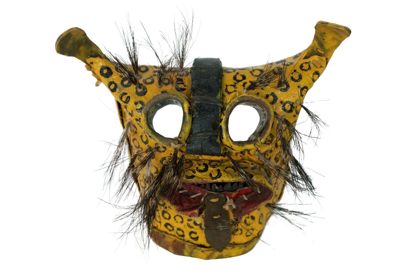 Máscara de jaguar en cuero policromado, recortado y cosido. Artesano desconocido. Zitlala, Guerrero. Col. Amparo Espinosa Rugarcía donada a AmigosMAP. (Foto: Estudio Kristina Velfu, EKV).