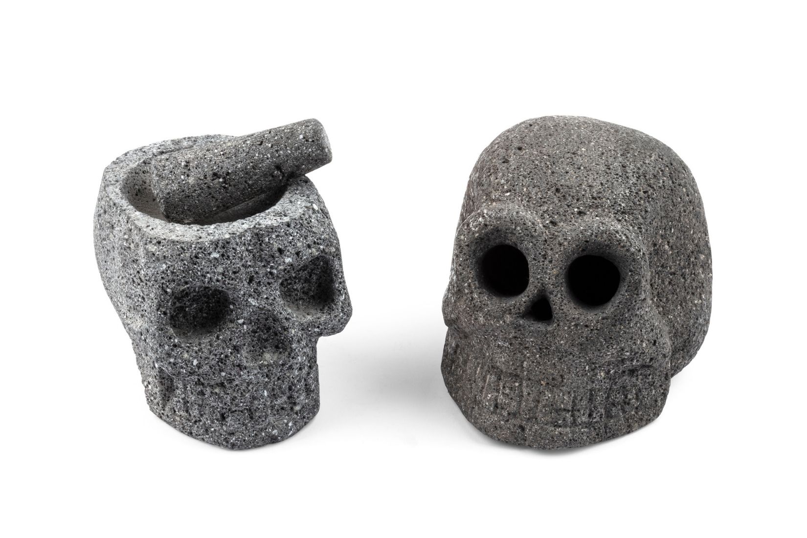 Cráneos de piedra volcánica. Artesano desconocido. Comonfort, Gto. Col. Miguel Abruch. (Foto: GLR Estudio).