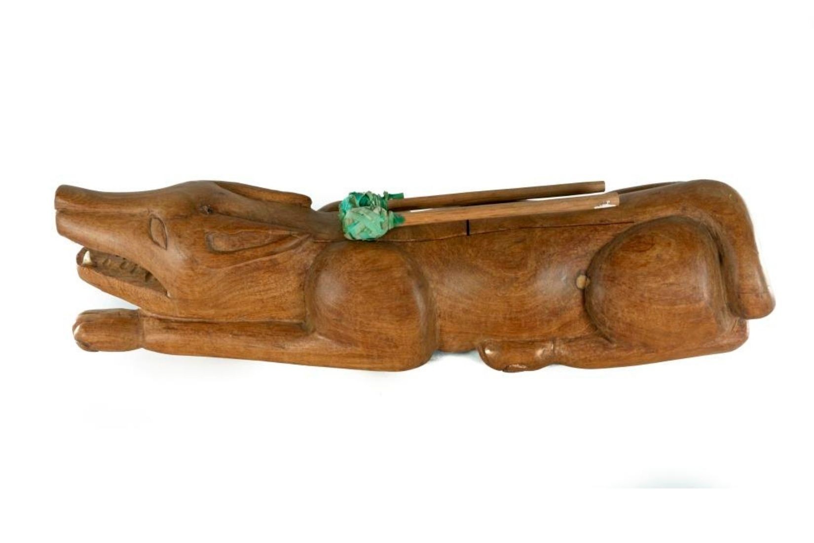 Teponaztle de madera de mezquite tallada a base de lengüetas. Artesano Juan Suárez Terán. San Luis de la Paz, Gto. 2005. Col. AmigosMAP. (Foto: EKV).