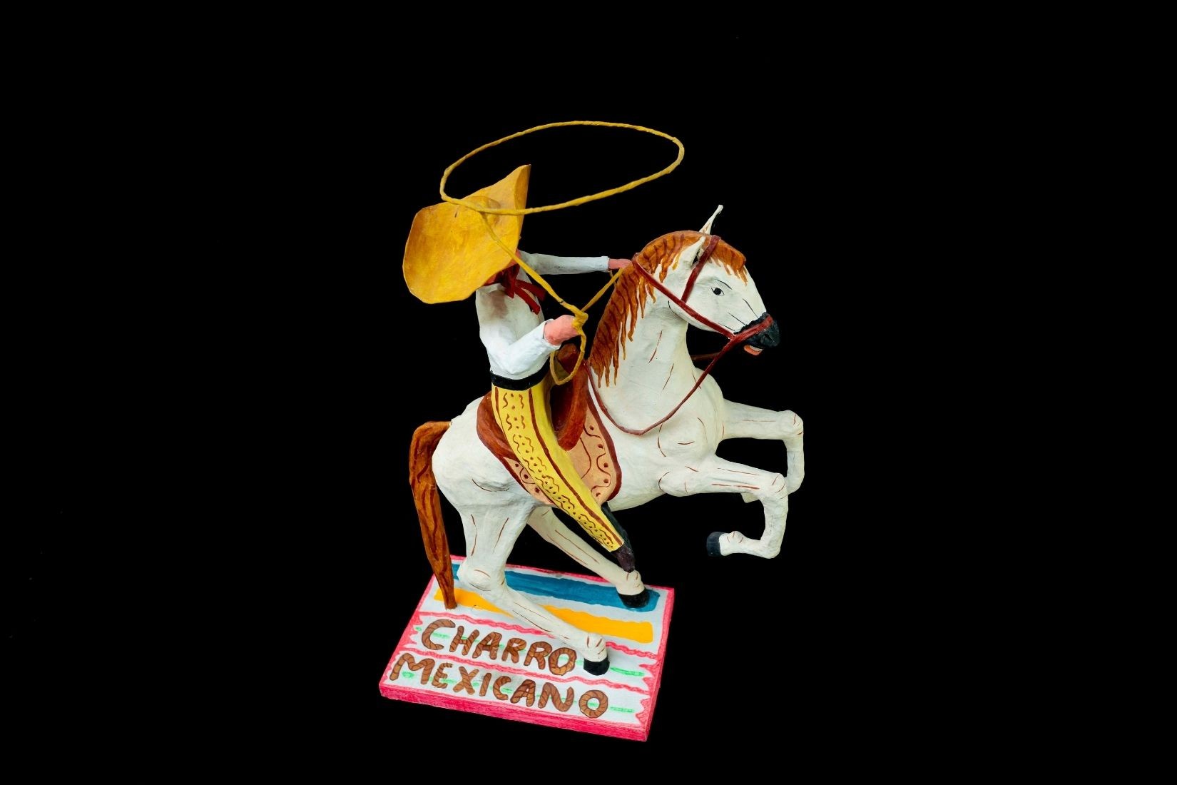 Charro mexicano con caballo. Papel aglutinado y policromado. Artesano José Luis Díaz García. San Gabriel Popocatla, Tlax. 1997. Col. Part. (Foto: EKV).