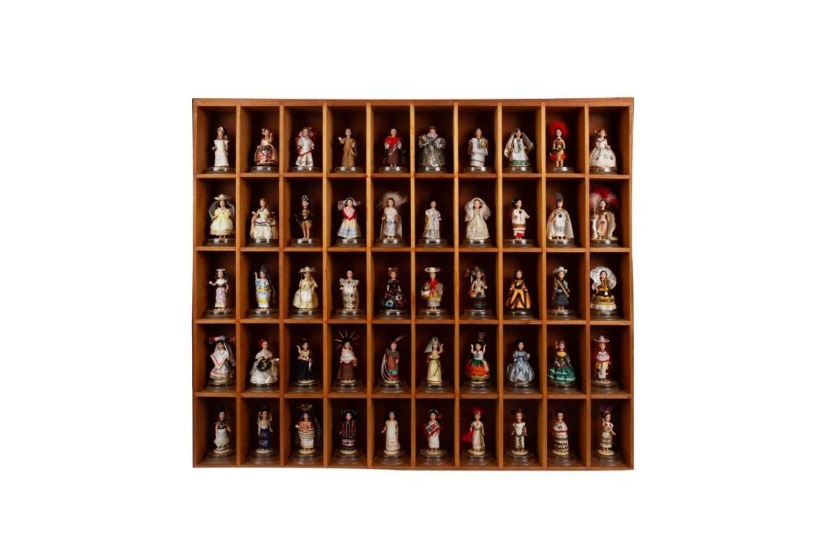 Colección de muñecas miniatura con trajes regionales. Artesano y procedencia desconocidos. Col. Bruno Newman, pieza donada a AmigosMAP. (Foto: EKV).