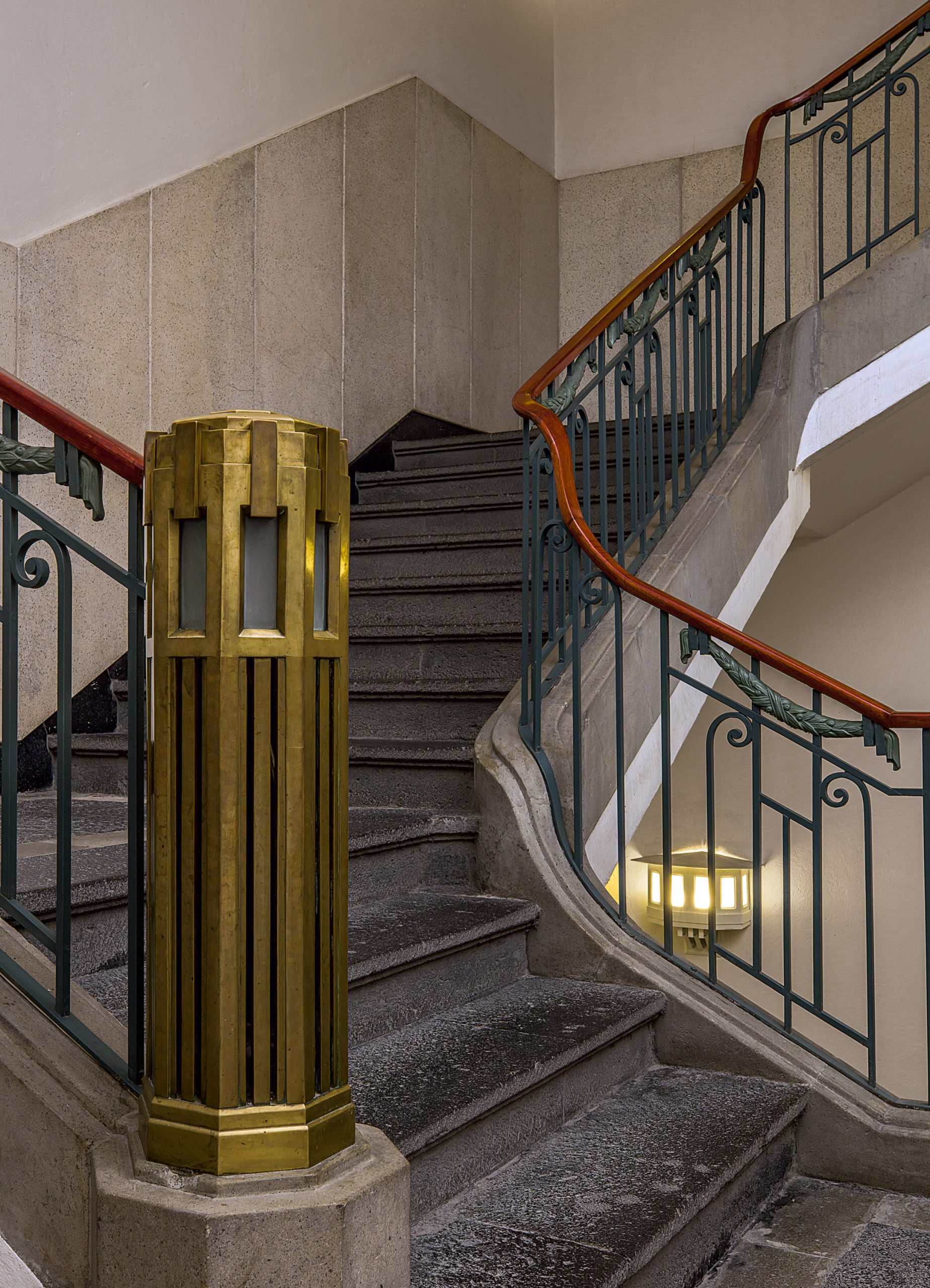 Escaleras originales del edificio de Inspección de Policía y Cuartel Central de Bomberos. (Foto: Tachi)
