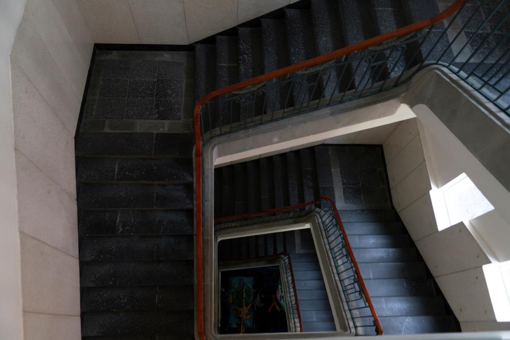 Detalle de las escaleras originales del edificio de Inspección de Policía y Cuartel Central de Bomberos. (Foto: EKV).