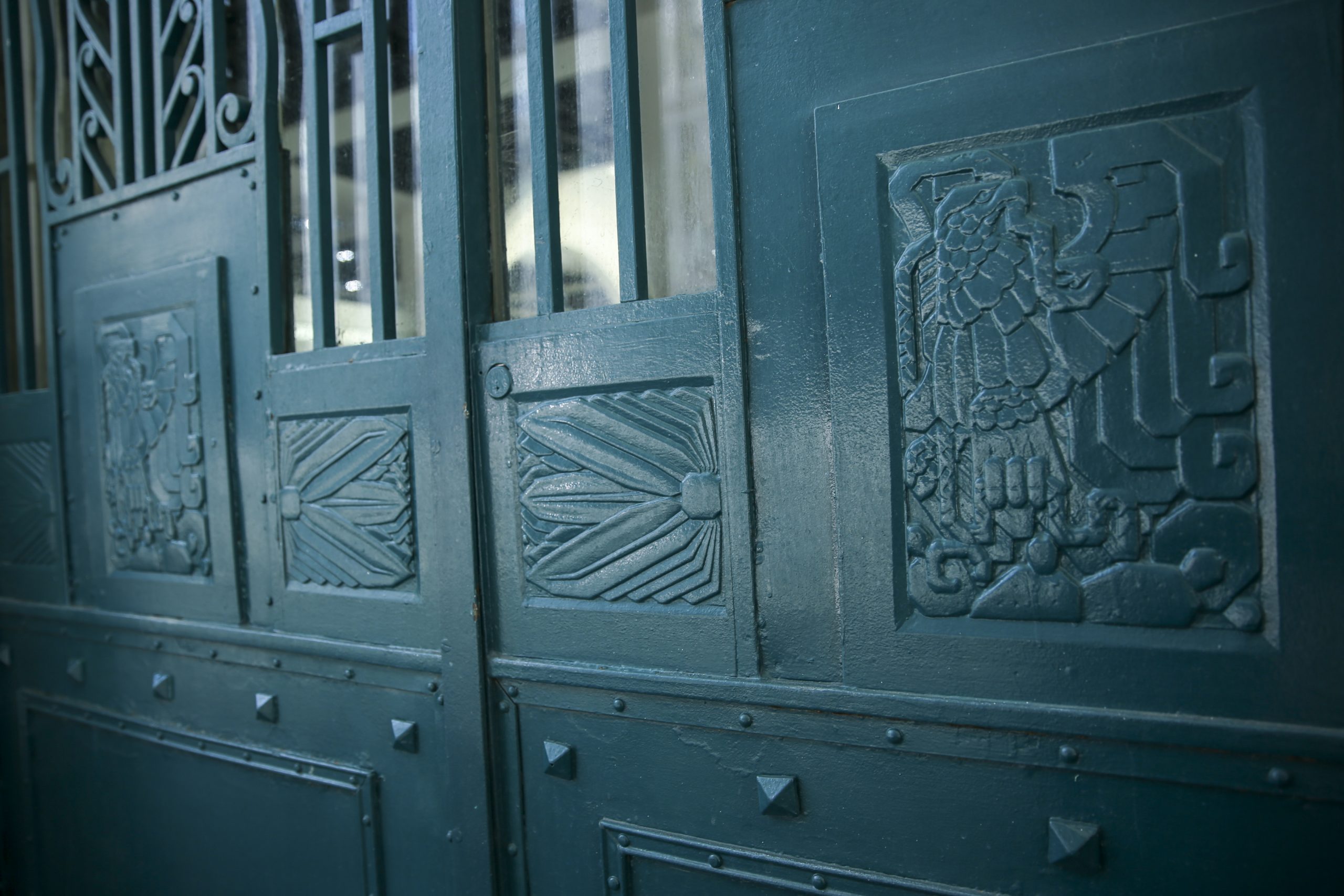 Detalle de herrería de las puertas de acceso, calle de Revillagigedo. (Foto: EKV)