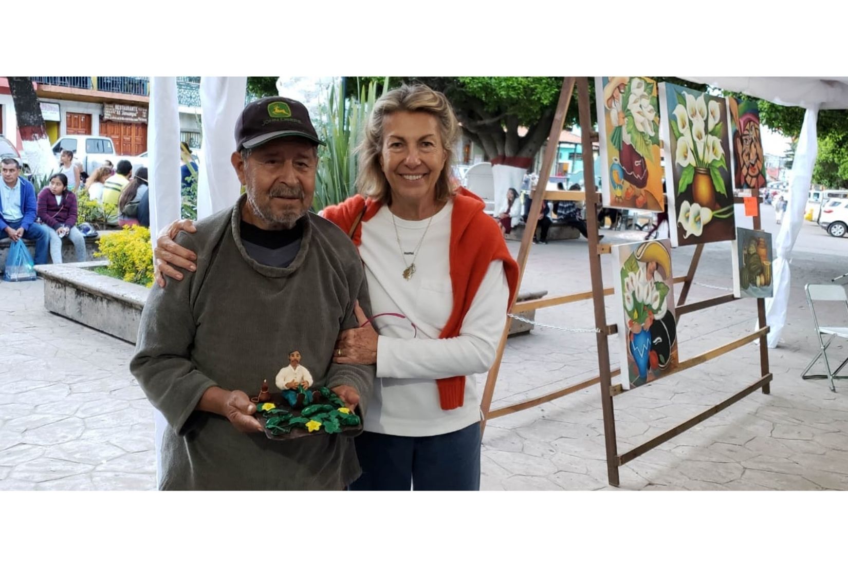 Marie Thérèse Hermand de Arango con señor que inspiró pieza de concurso de chilte 2019. (Foto: AmigosMAP).