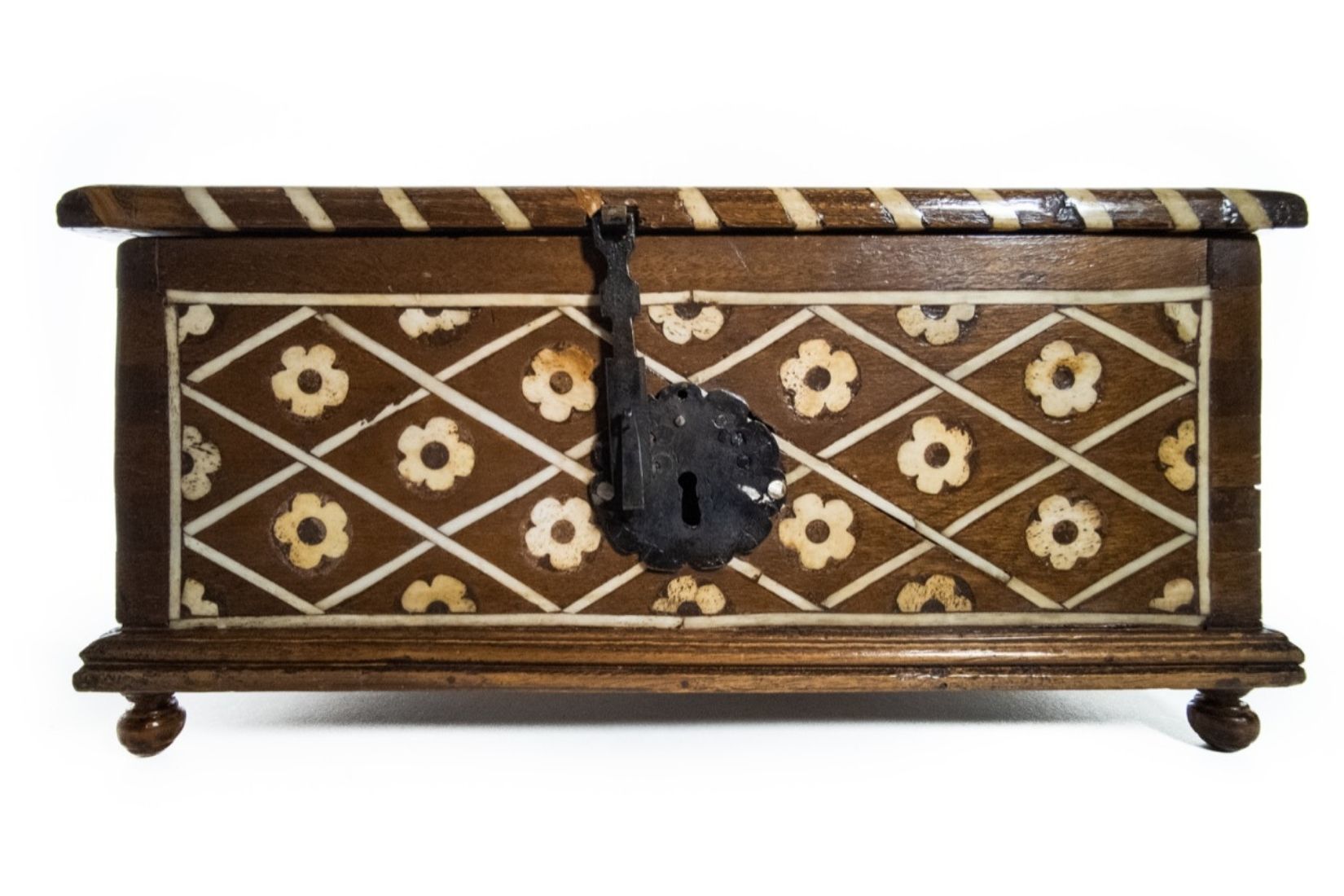 Caja de madera con incrustación de hueso. Artesano y procedencia desconocidos. Col. Marie Thérèse Hermand de Arango. (Foto: Patricia Suárez).