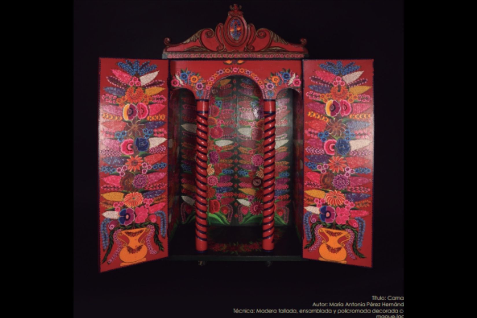 Camarín de madera tallada, ensamblada y policromada decorada con maque o laca. Artesana María Antonia Pérez Hernández. Chiapa de Corzo, Chis. 1995. Col. Part. (Foto: Jasso).
