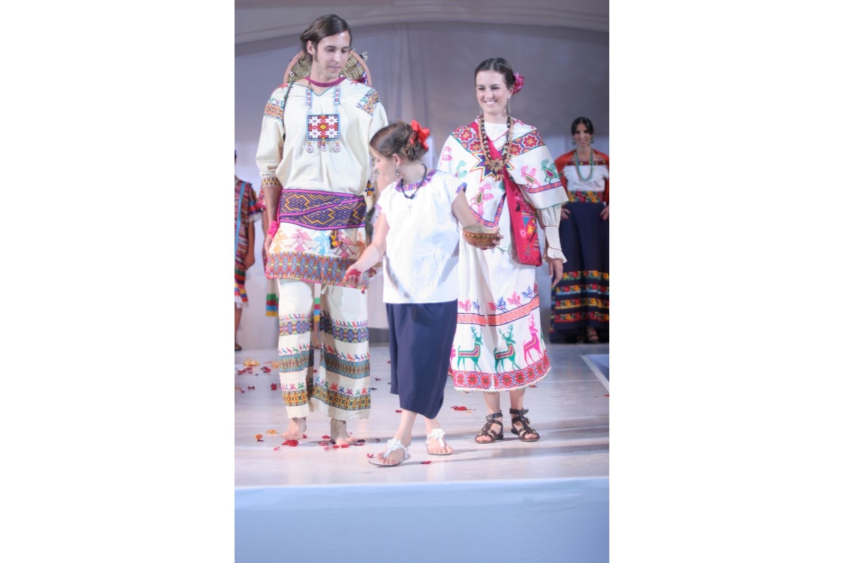 Vicente Moctezuma, Ana Ceci Moctezuma y Renata Nava en el Desfile de trajes típicos de Amalia Hernández y Ramón Valdiosera en el Museo de Arte Popular. (Foto: AmigosMAP).
