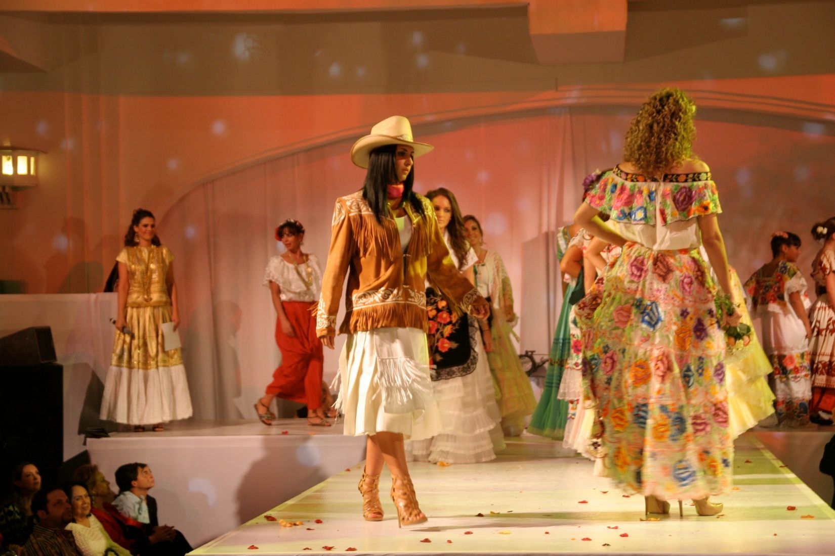 Desfile de trajes típicos de Amalia Hernández y Ramón Valdiosera en el Museo de Arte Popular. (Foto: AmigosMAP).
