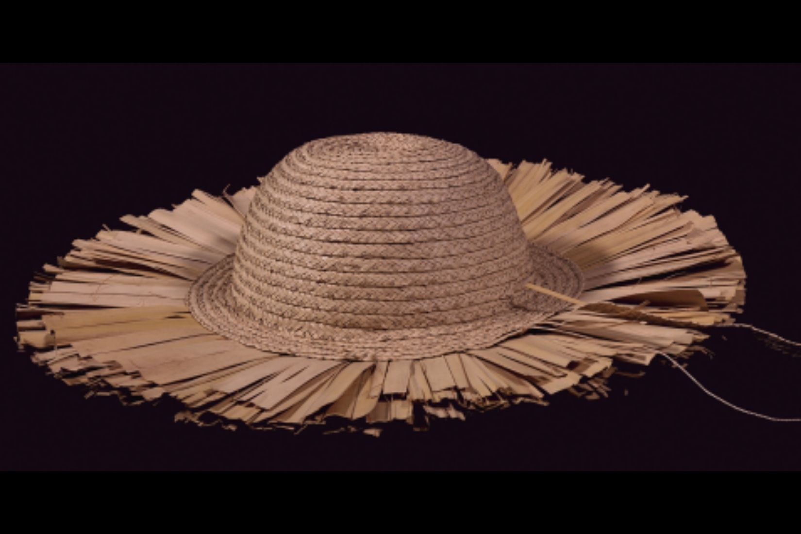 Proceso de elaboración de sombrero. Palma tejida. Artesano Juan José Aguilar. Villa de Álvarez, Col. 2016. Col. Museo Universitario de Artes Populares. (Foto: Jasso).