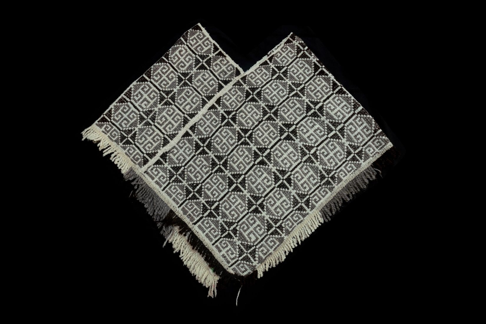 Quexquémetl de lana natural tejida y bordada. Artesano desconocido. Pátzcuaro, Mich. Donante Cecilia Occell. Col. AmigosMAP. (Foto: EKV).