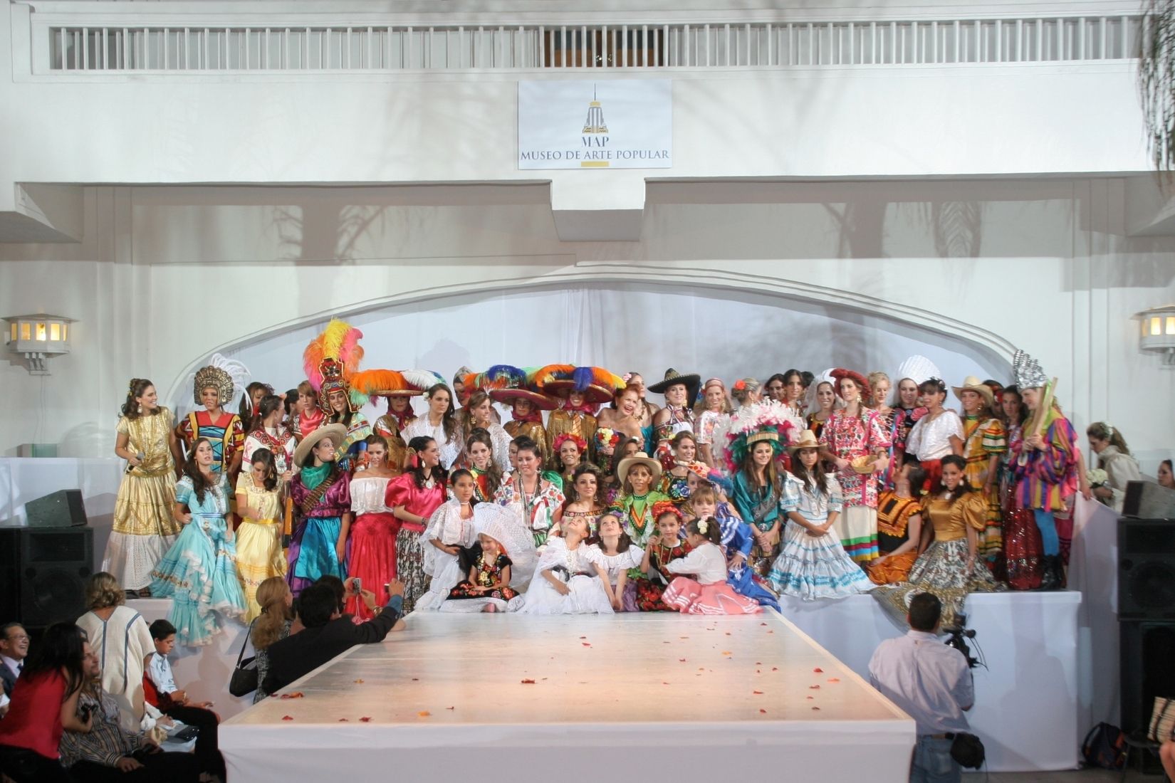 Fotografía de grupo de participantes en el Desfile de trajes típicos de Amalia Hernández y Ramón Valdiosera en el Museo de Arte Popular. (Foto: AmigosMAP).