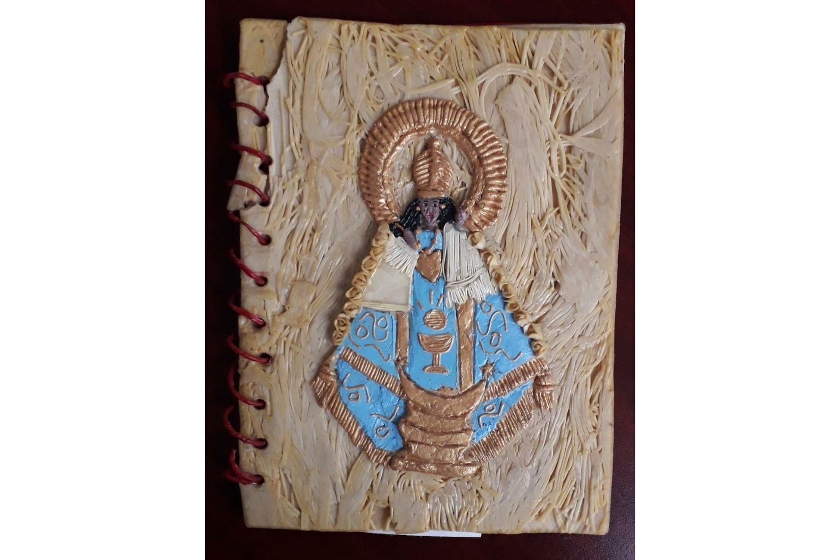 Cubierta de cuaderno decorado con chilte. Artesano Salvador Pérez Barreto. Talpa de Allende, Jal. Col. AmigosMAP. (Foto: Irma Delgado).