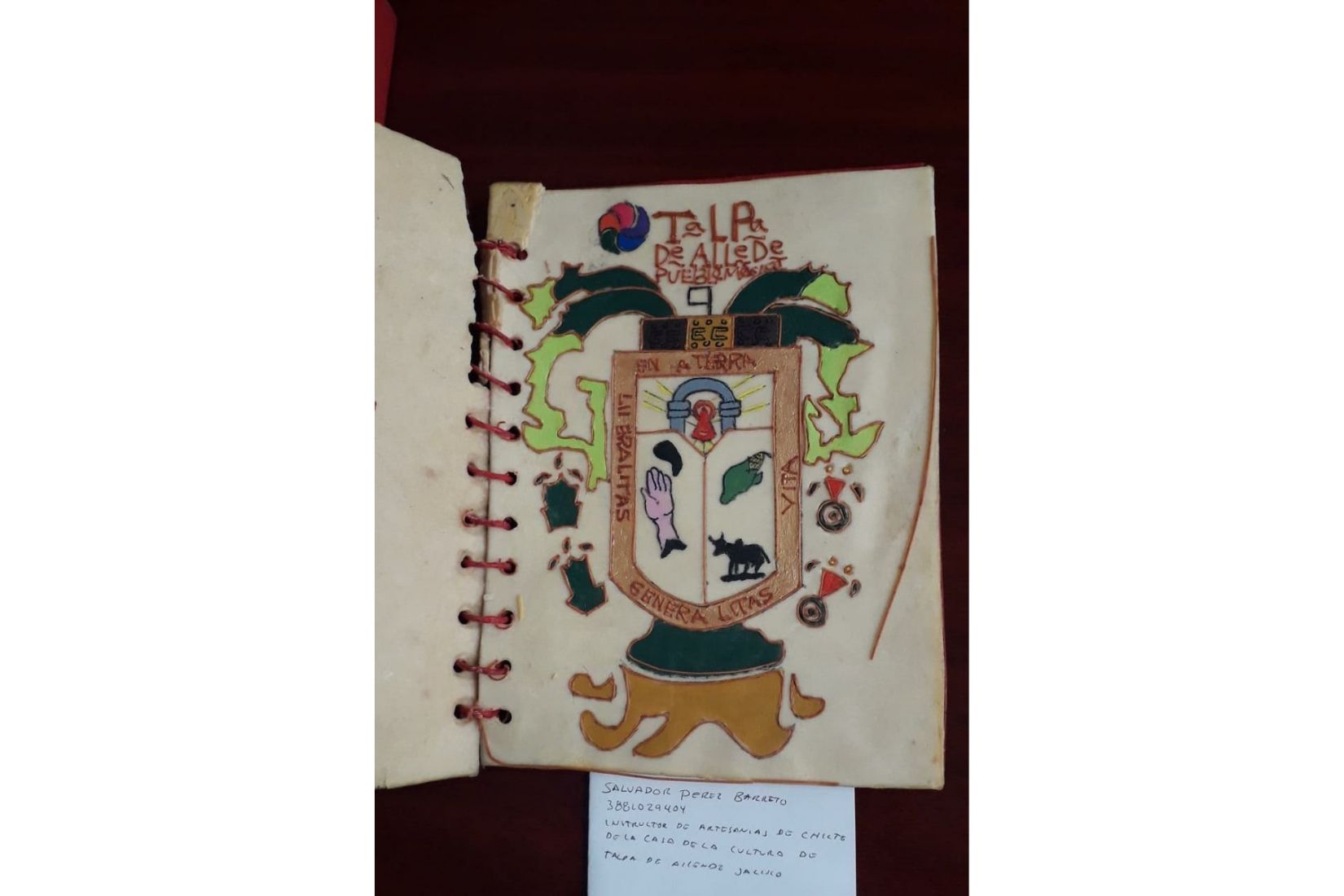Portada de cuaderno decorado con chilte o chicle. Artesano Salvador Pérez Barreto. Talpa de Allende, Jal. Col. AmigosMAP. (Foto: Irma Delgado).