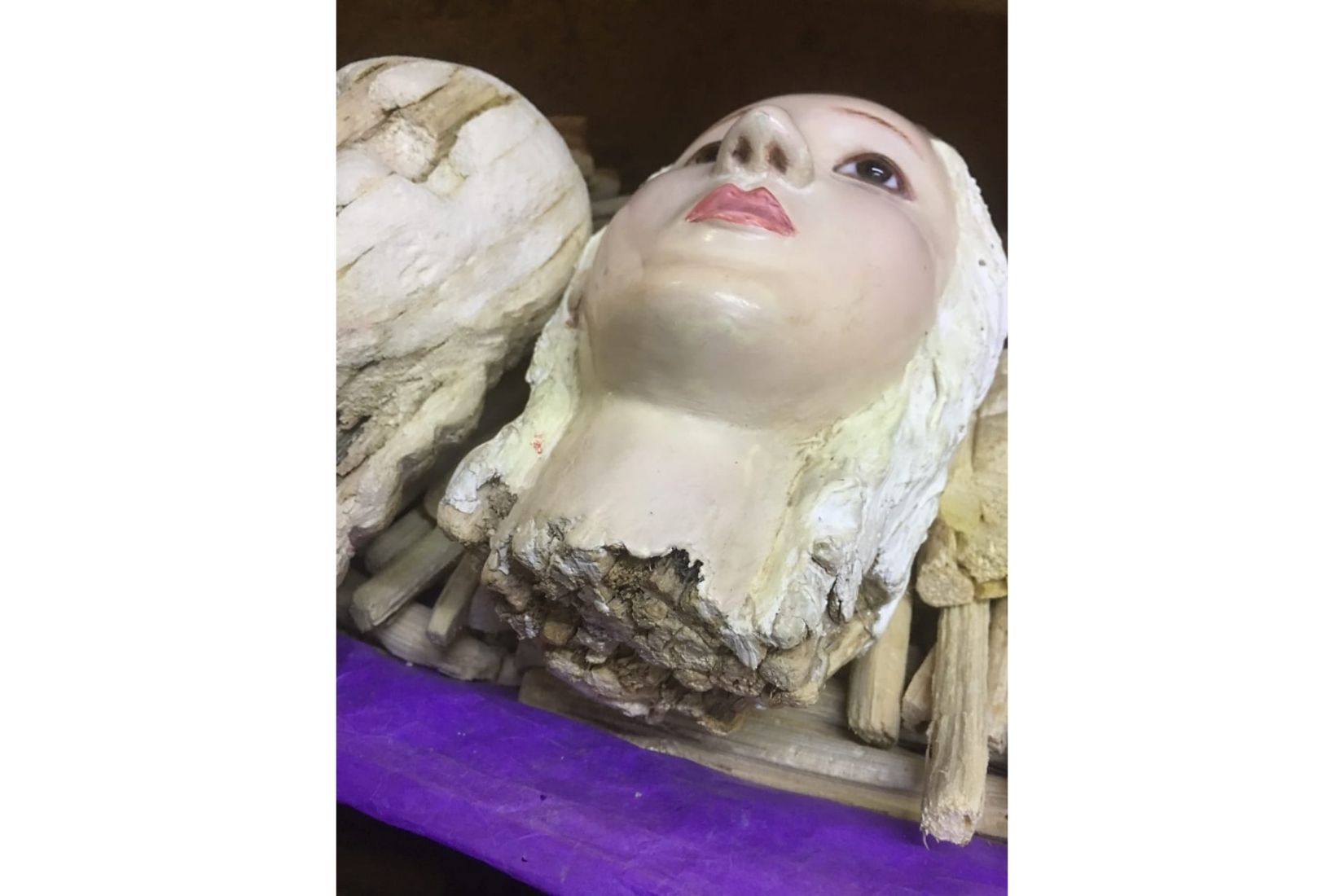 Proceso de elaboración de Virgen de pasta de caña. Artesano Mario Agustín Gaspar Rodríguez. Pátzcuaro, Mich. (Foto: Sonya Santos).