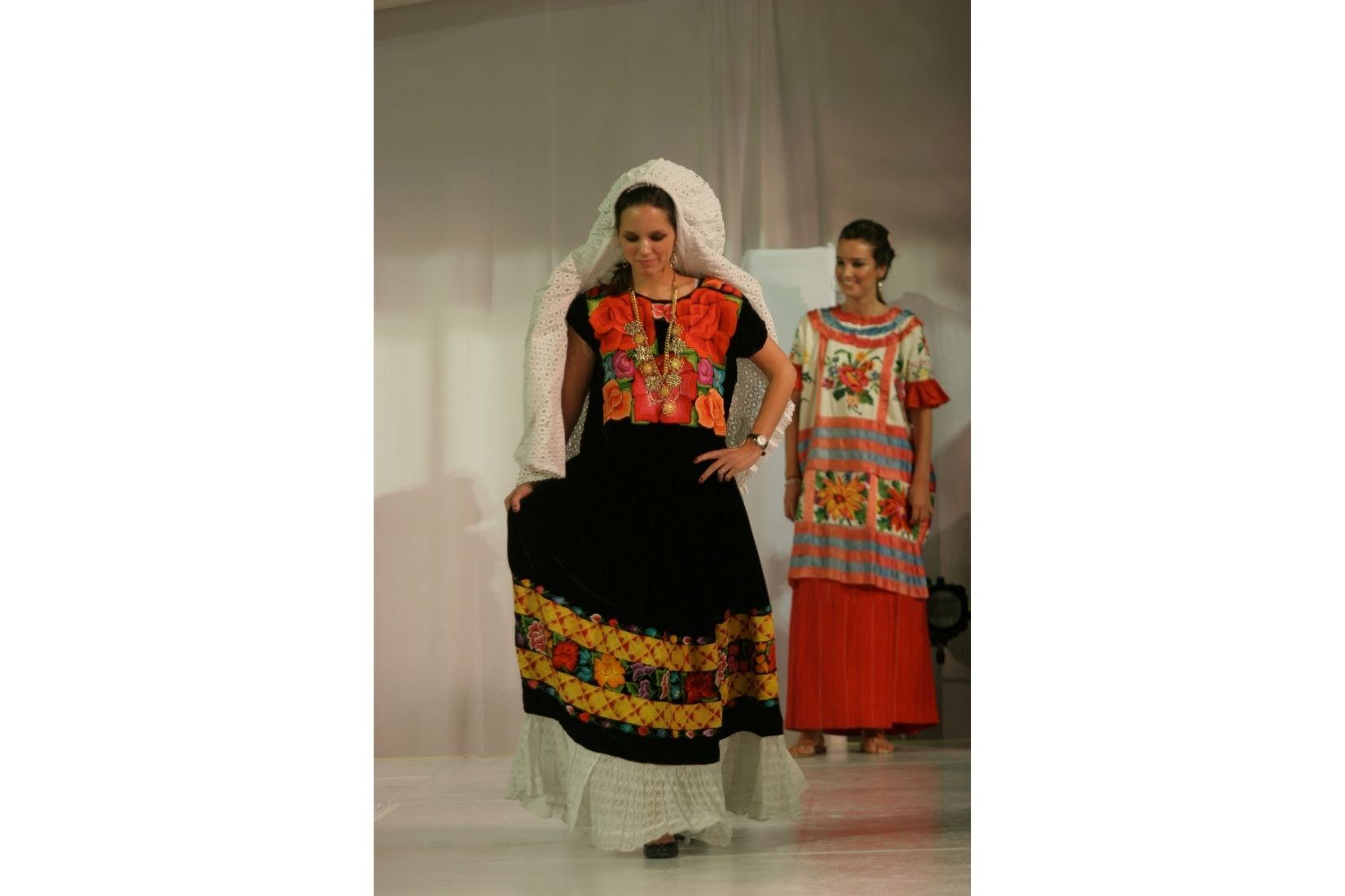 Ximena Zapata en el Desfile de trajes típicos de Amalia Hernández y Ramón Valdiosera en el Museo de Arte Popular. (Foto: AmigosMAP).