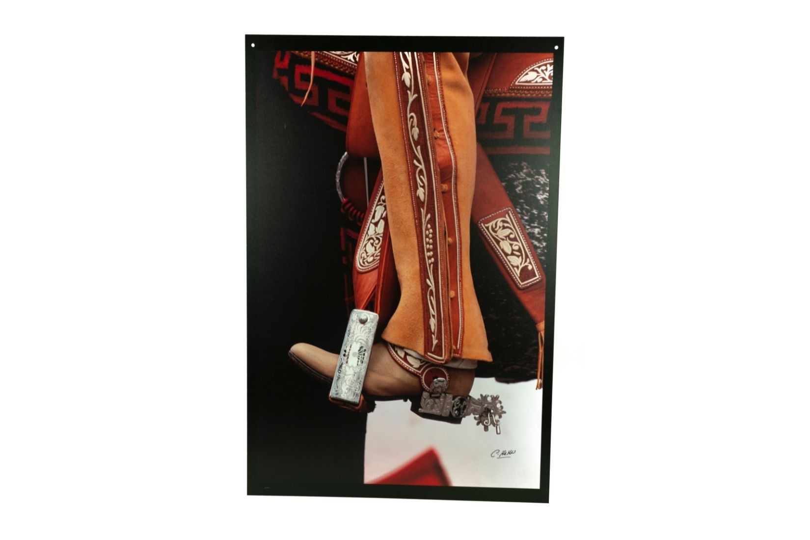 Bota de charro con espuelas de metal y estribo. Fotografía en impresión digital a color sobre trovicel. Autor. Carlos Hahn. CDMX. Col. AmigosMAP. (Foto: EKV).