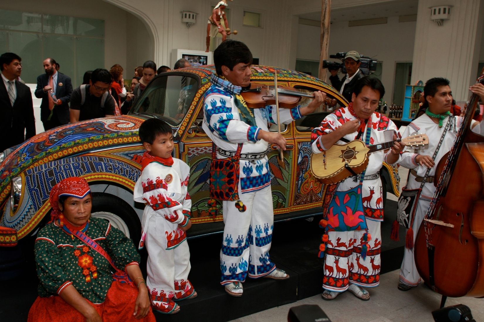 Francisco Bautista y familia en ceremonia de presentación del Vochol en el Museo de Arte Popular. (Foto: AmigosMAP).