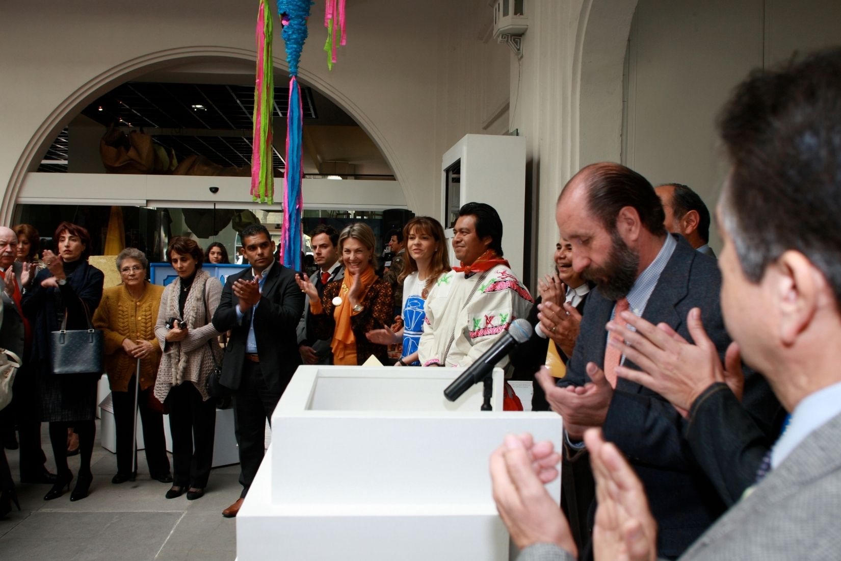 Walther Boelsterly dando unas palabras en la presentación del Vochol en el Museo de Arte Popular. (Foto: AmigosMAP).