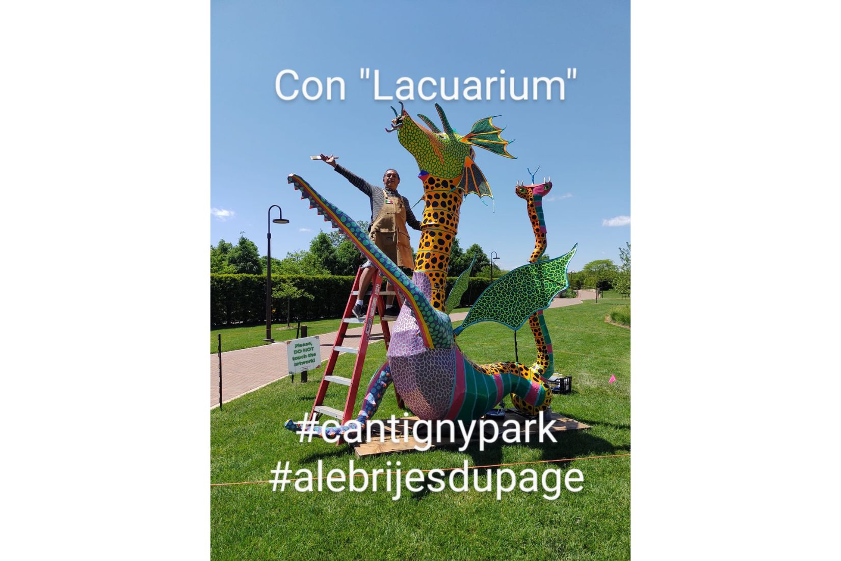 Alejandro Camacho posando con Lacuarium en Cantigny Park en el condado de DuPage, Chicago.