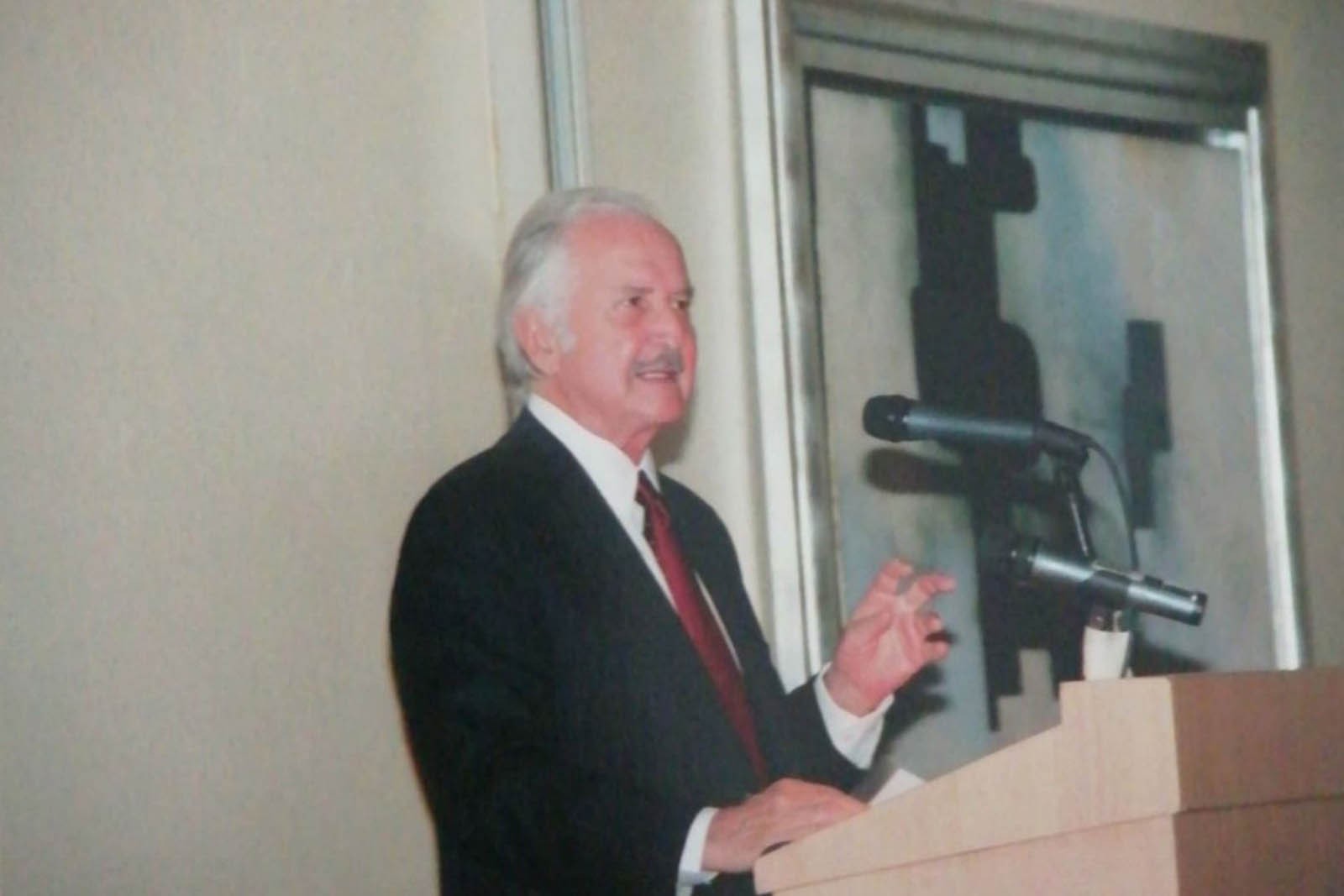 Carlos Fuentes dirigió unas palabras en la cena de gala Una noche parisina en el Hotel Plaza Athénée a beneficio de AmigosMAP. (Foto: AmigosMAP).