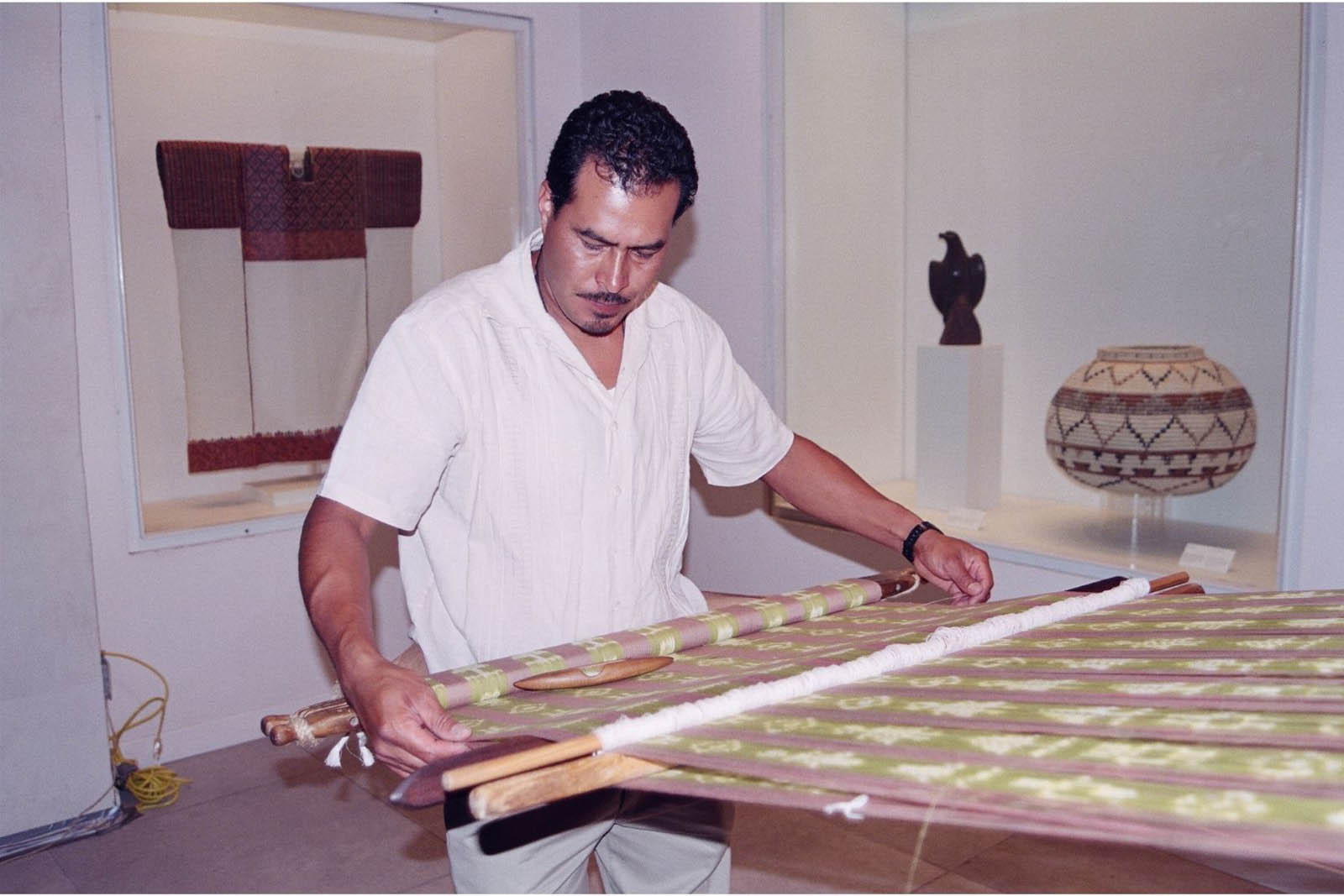 Artesano tejiendo en telar de cintura en la presentación del libro Arte del Pueblo, Manos de Dios en el Museo de Arte Popular. (Foto: AmigosMAP).