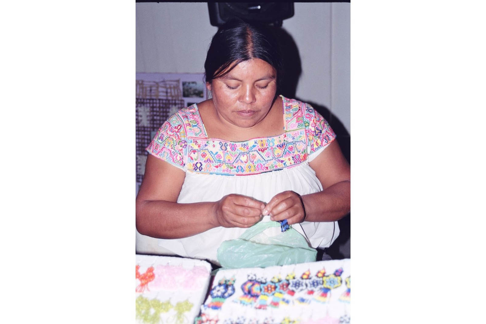 Artesana tejiendo joyería de chaquira en la presentación del libro Arte del Pueblo, Manos de Dios en el Museo de Arte Popular. (Foto: AmigosMAP).