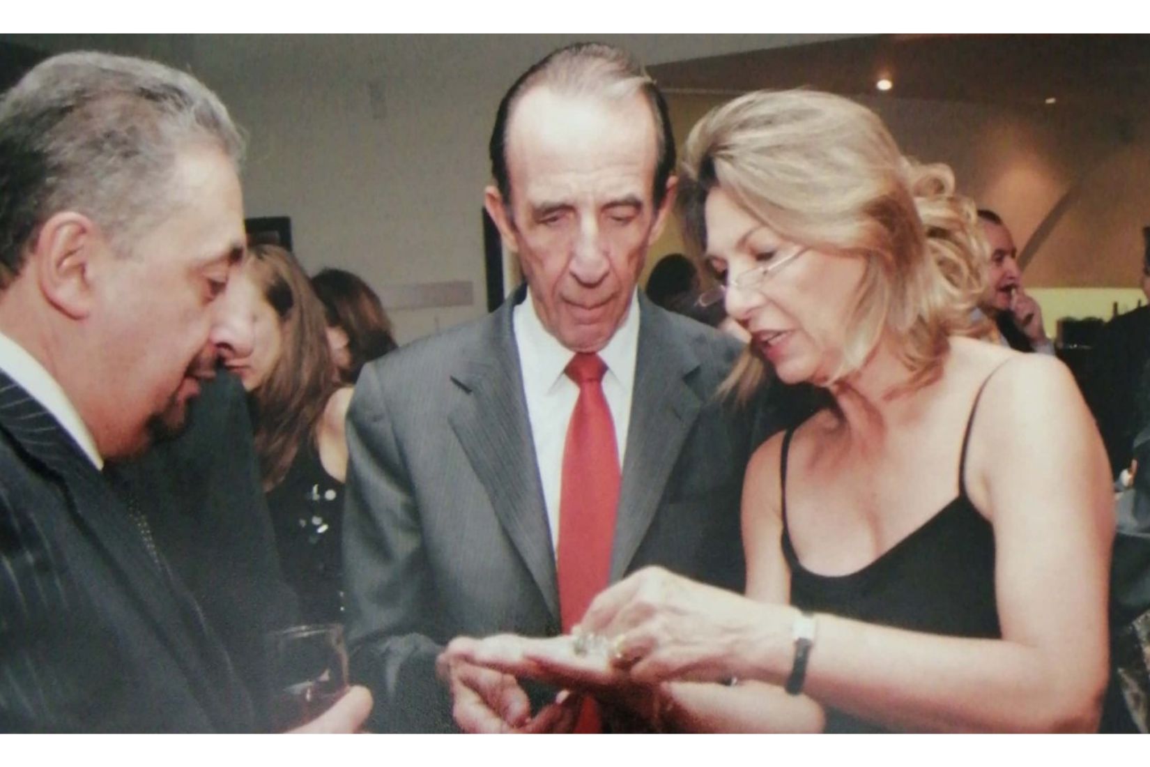 Manuel y Marie Thérèse Arango en la venta Para muestra un botón a beneficio de la Asociación de AmigosMAP. (Foto: AmigosMAP).