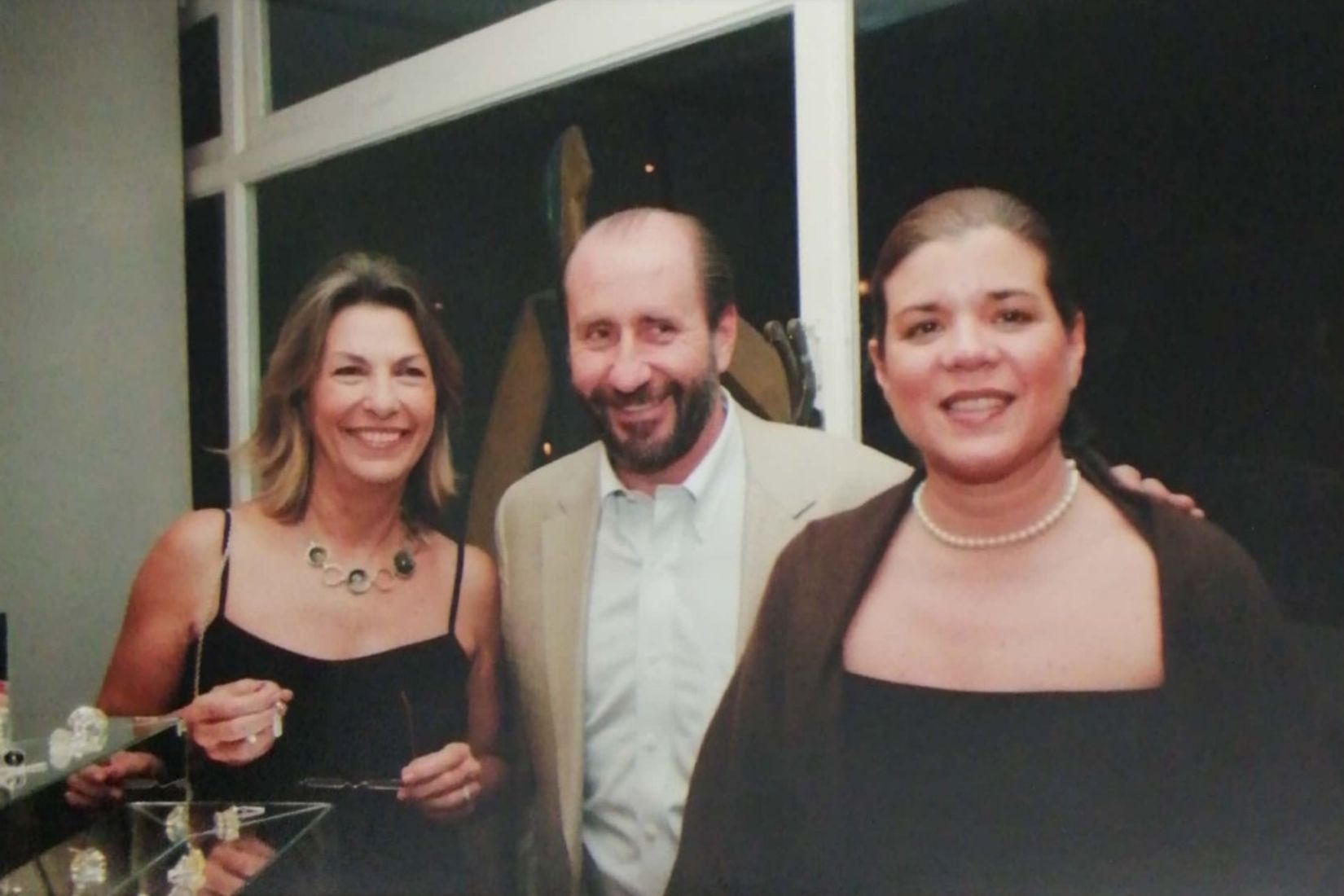 Marie Thérèse Hermand de Arango, Walther Boelsterly y Sonya Santos en la venta Para muestra un botón a beneficio de la Asociación de AmigosMAP. (Foto: AmigosMAP).