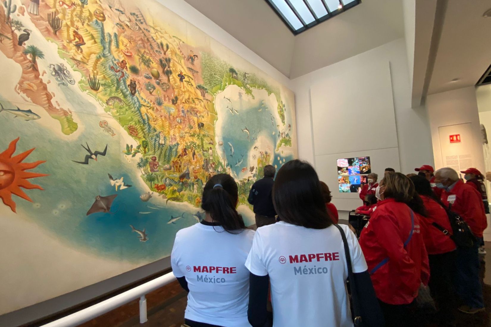 Voluntarios de Fundación MAPFRE en visita guiada a las salas del MAP.
