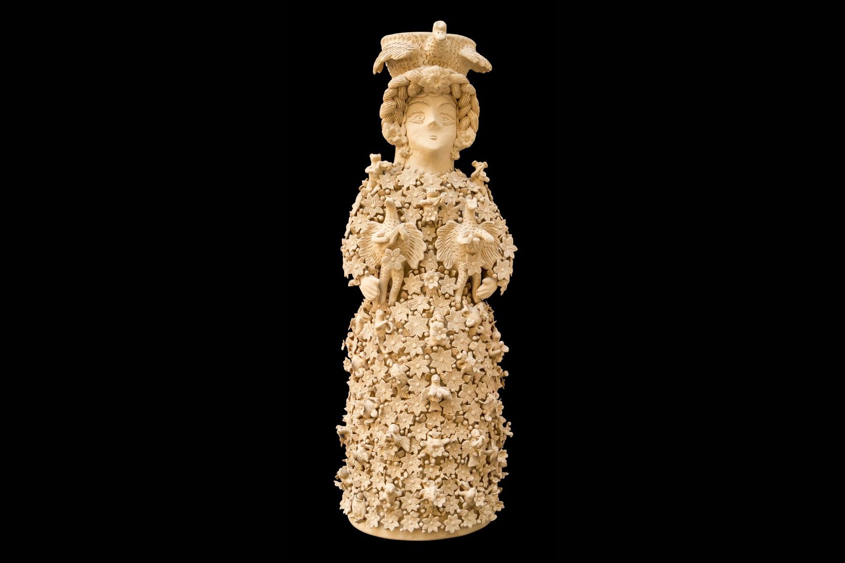 Muñeca de barro modelado decorado al pastillaje. Artesana Irma García Blanco. Sta. María Atzompa, Oax.