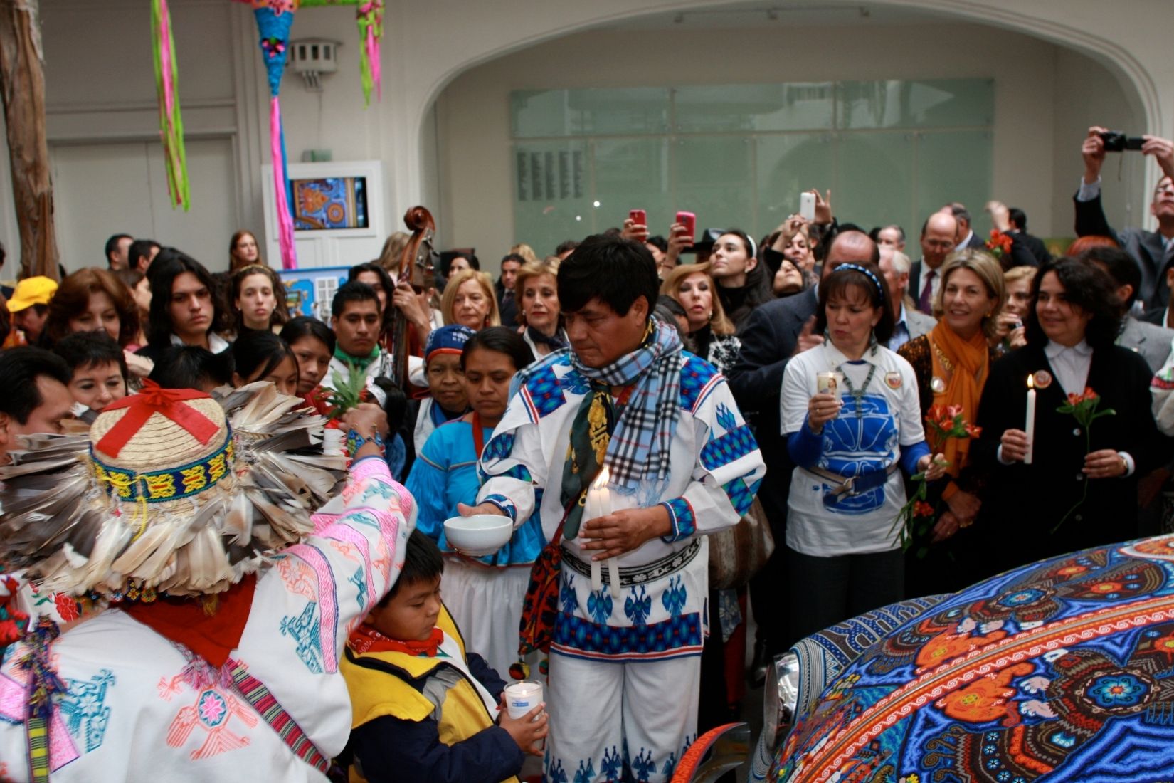 Ceremonia wixárika de presentación del Vochol en el Museo de Arte Popular.