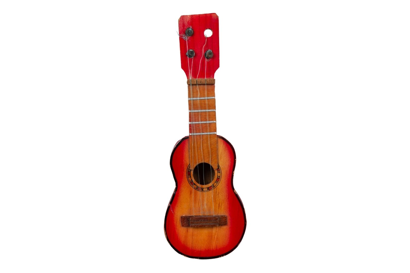 Guitarra de madera. Artesano y procedencia desconocidos. Donante Nina Shor. Col. AmigosMAP. (Foto: EKV).