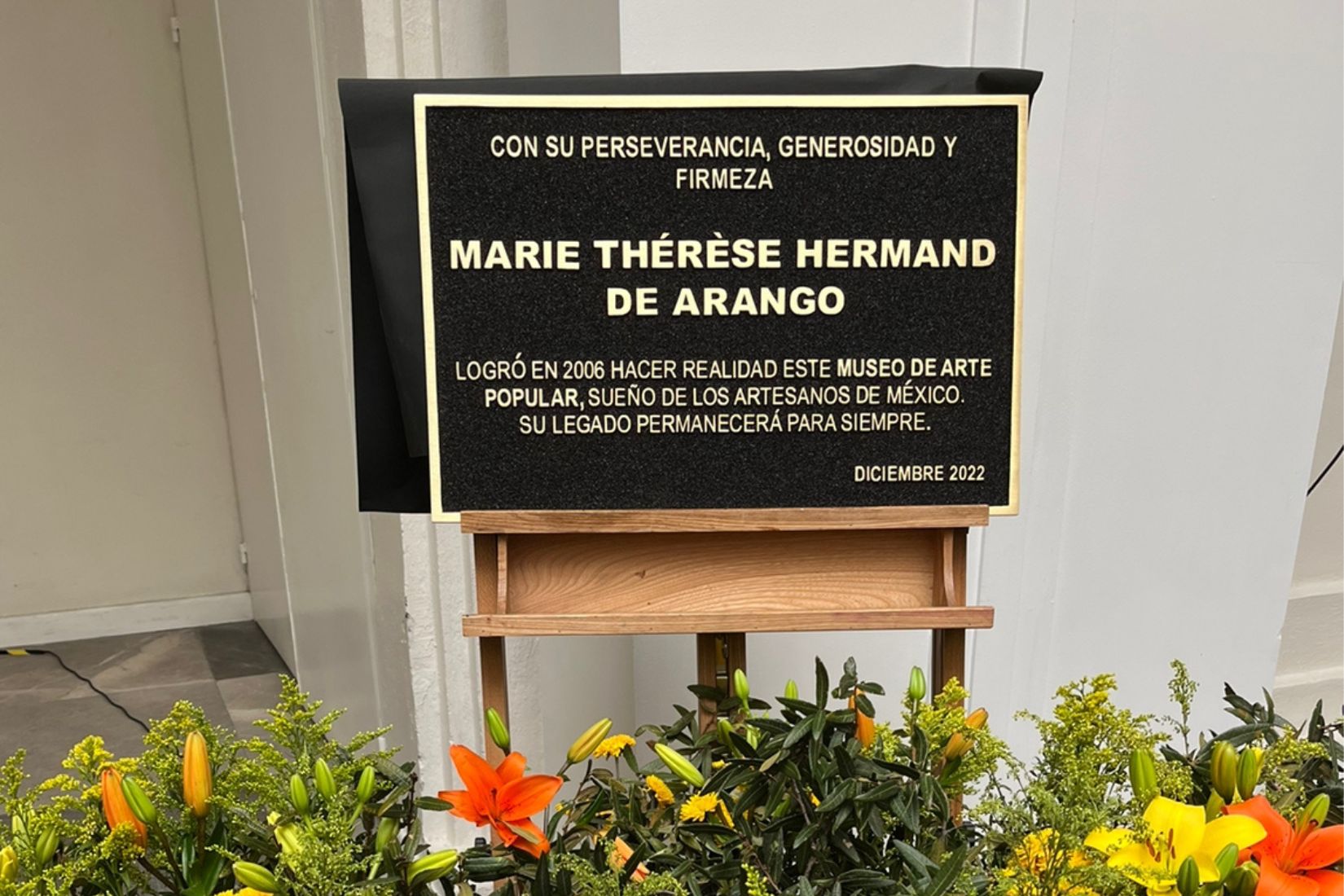 Placa conmemorativa en memoria de Marie Thérèse Hermand de Arango. (Foto: AmigosMAP).