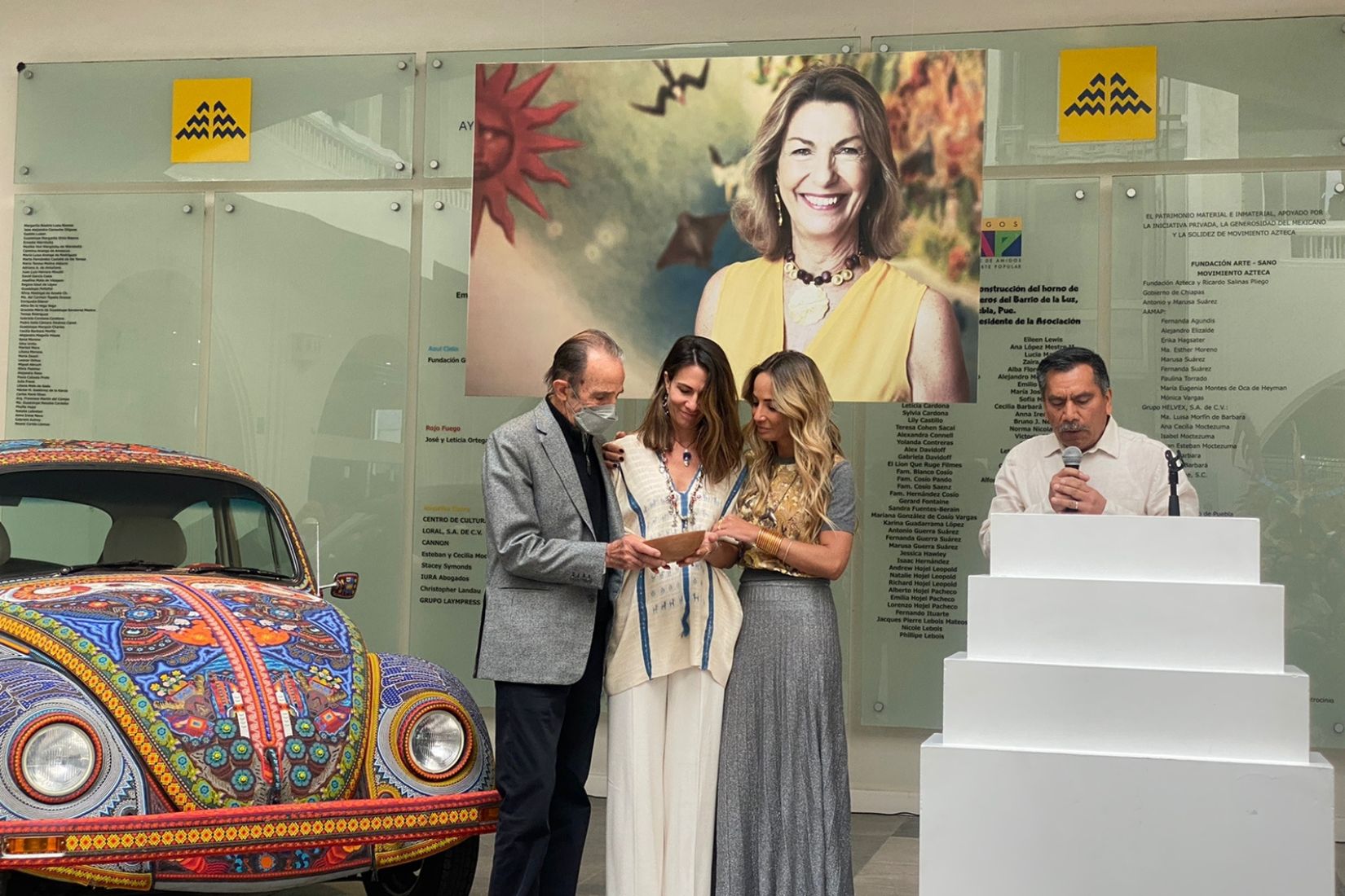 Manuel, Manuela y Paula Arango recibiendo pieza ofrecida por el ceramista Ángel Santos. (Foto: AmigosMAP).