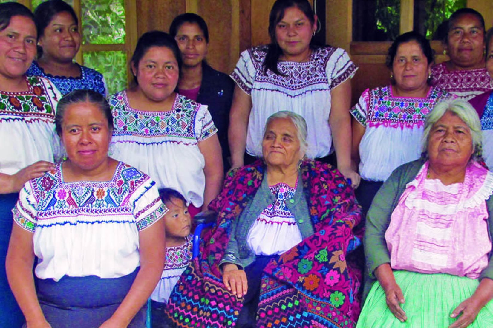 Manuela Cecilia Lino Bello (+) con su familia y grupo de artesanas de Hueyapan, Puebla.