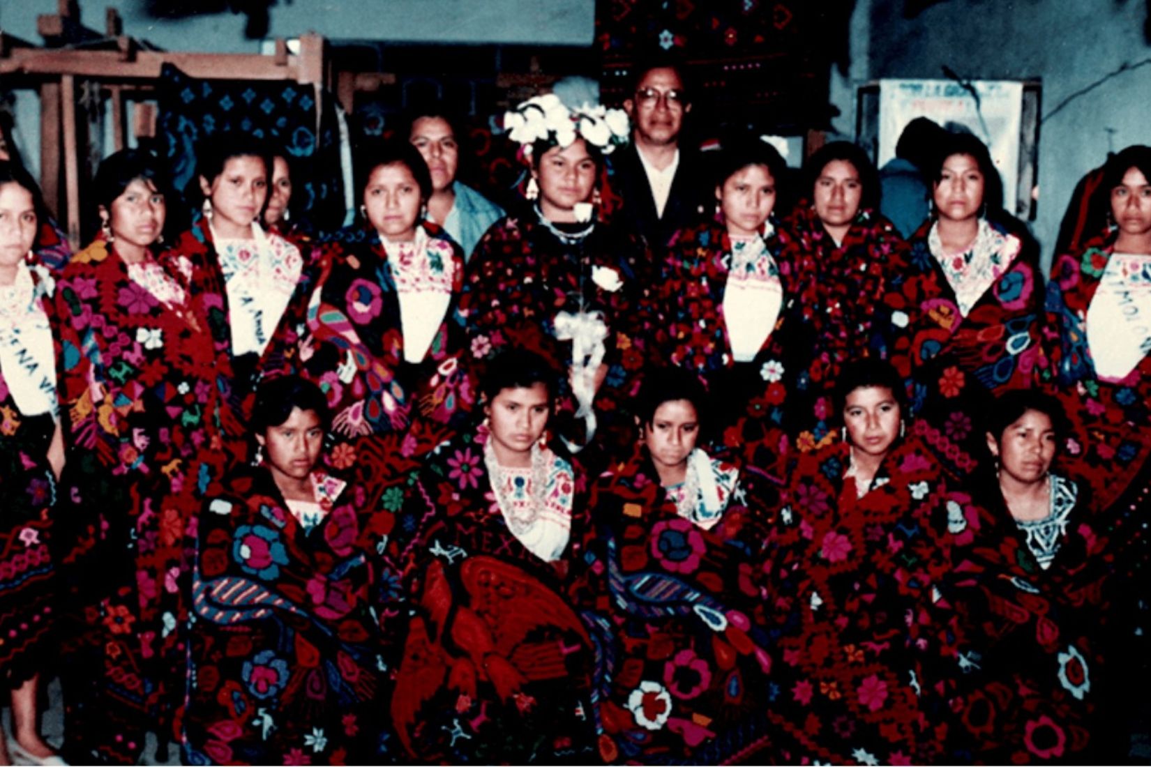 Grupo de mujeres de Tamachij-chihuatl. Hueyapan, Pue. 1992. (Foto: Tamachij.com.mx)