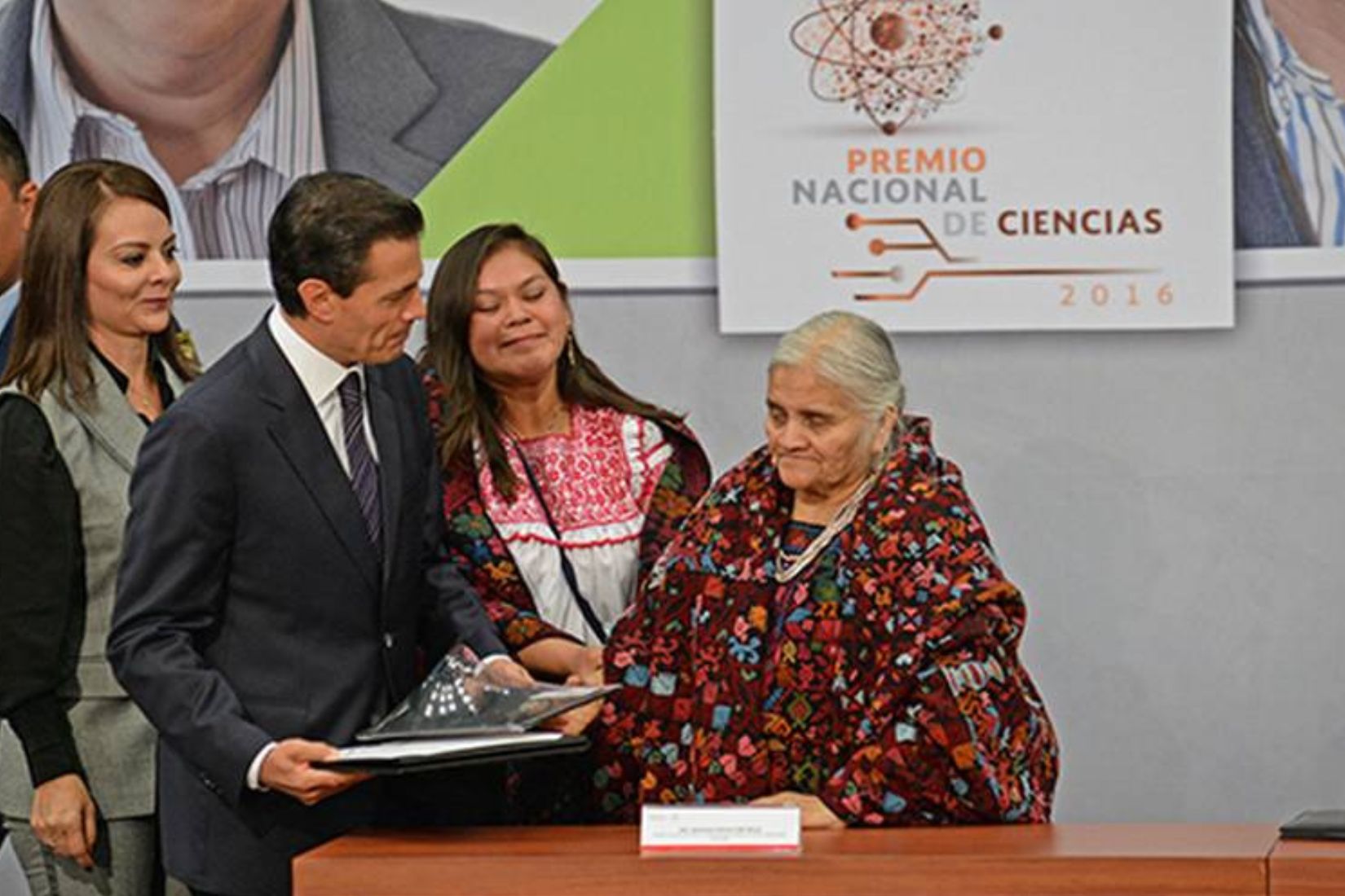 Manuela Cecilia Lino Bello (+) recibiendo premio de manos del Presidente de la República Mexicana. (Foto: El Sol de México).