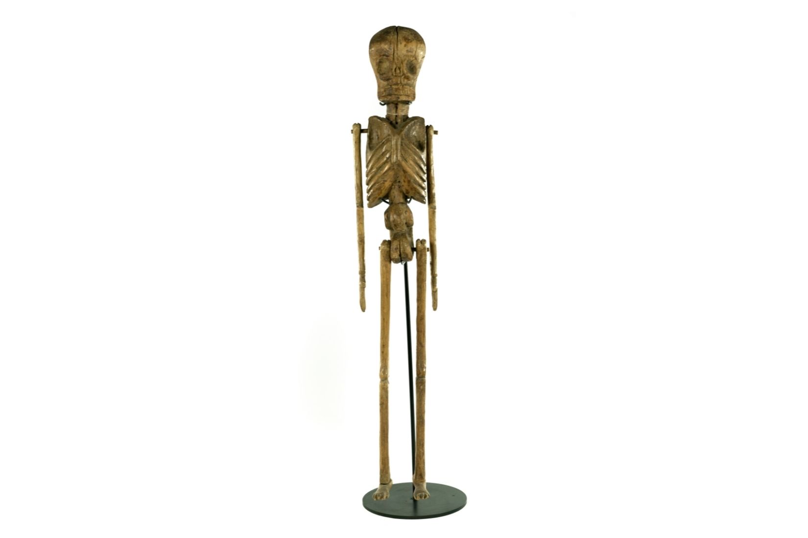 Esqueleto antiguo en madera tallada. Artesano y procedencia desconocidos. Col. Guillermo Tovar y de Teresa, pieza donada a AmigosMAP. (Foto: EKV).